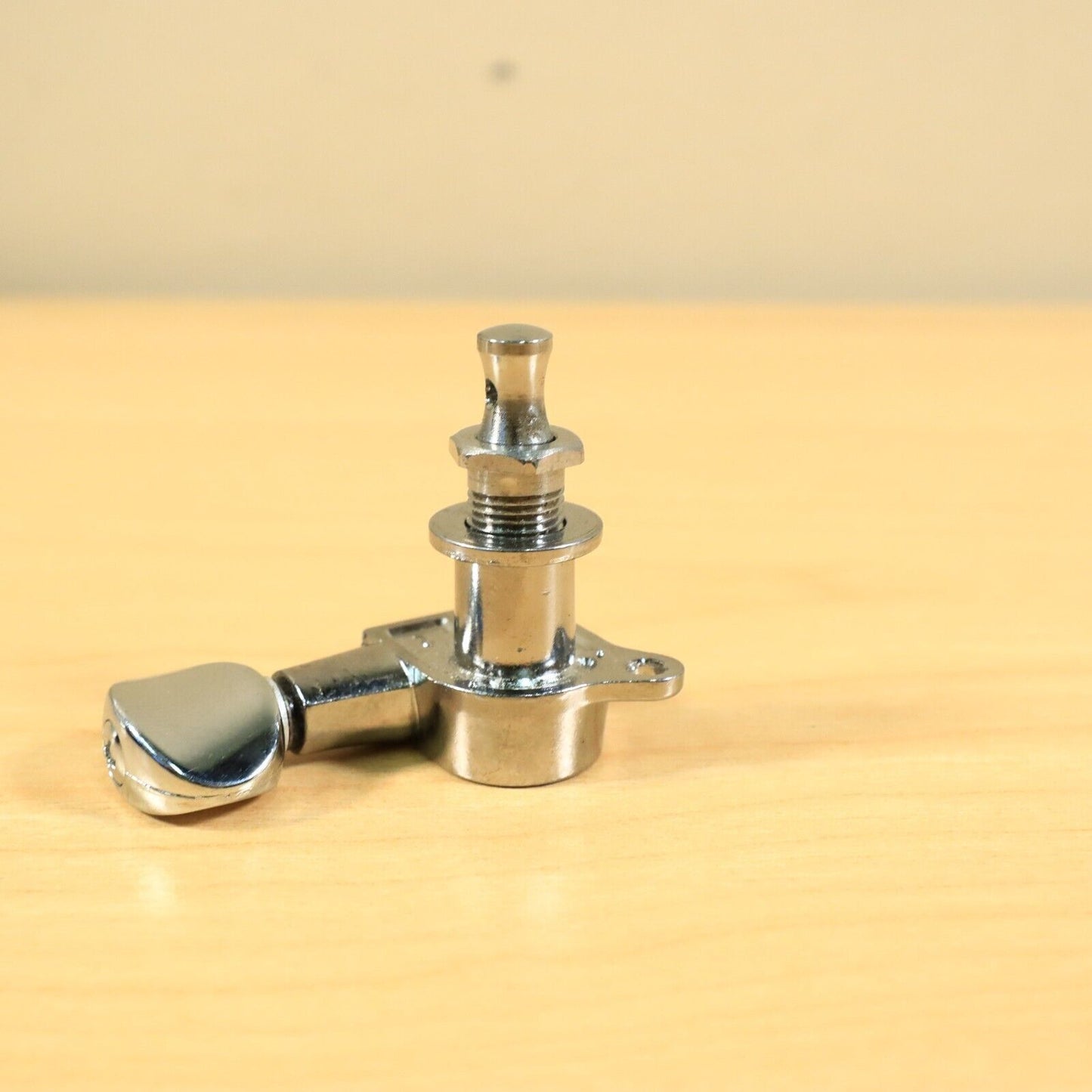 (1) 1980s Fender Gotoh Guitar Tuner Tuning Key Vintage Strat Japan Oval Button
