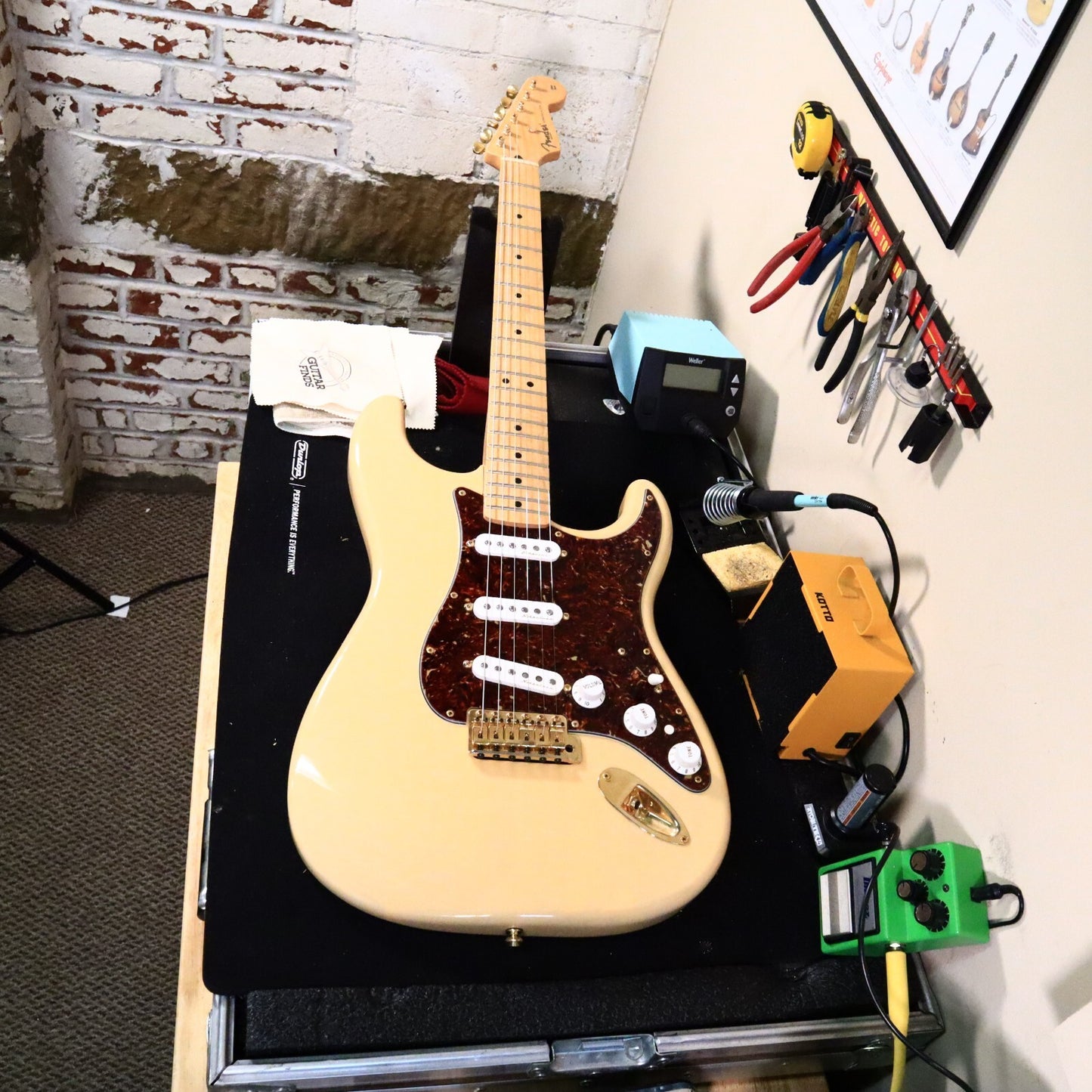 2005 Fender Mexico Deluxe Player Stratocaster Ash Honey Blonde MIM Strat Guitar