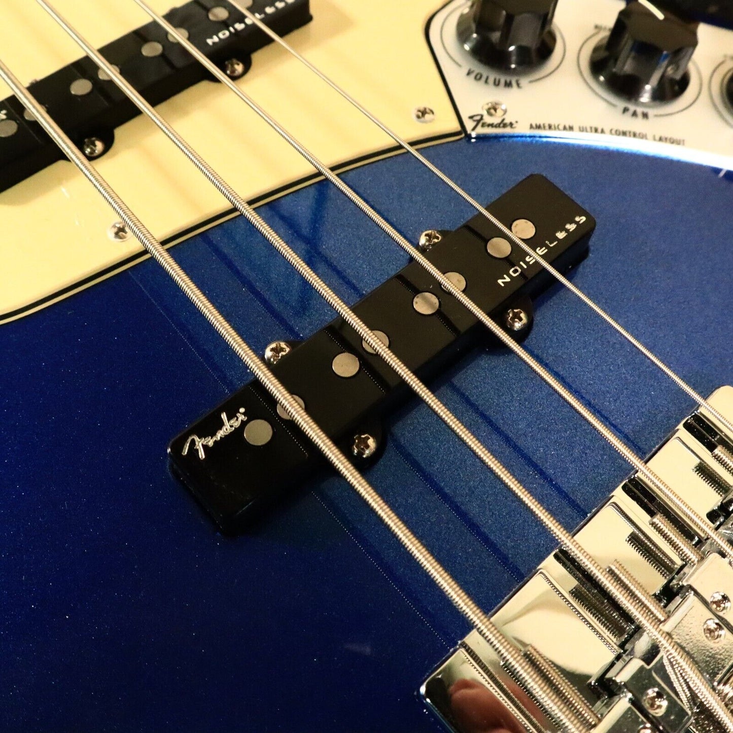 Fender American Ultra Jazz Bass with Maple Fretboard - Cobra Blue