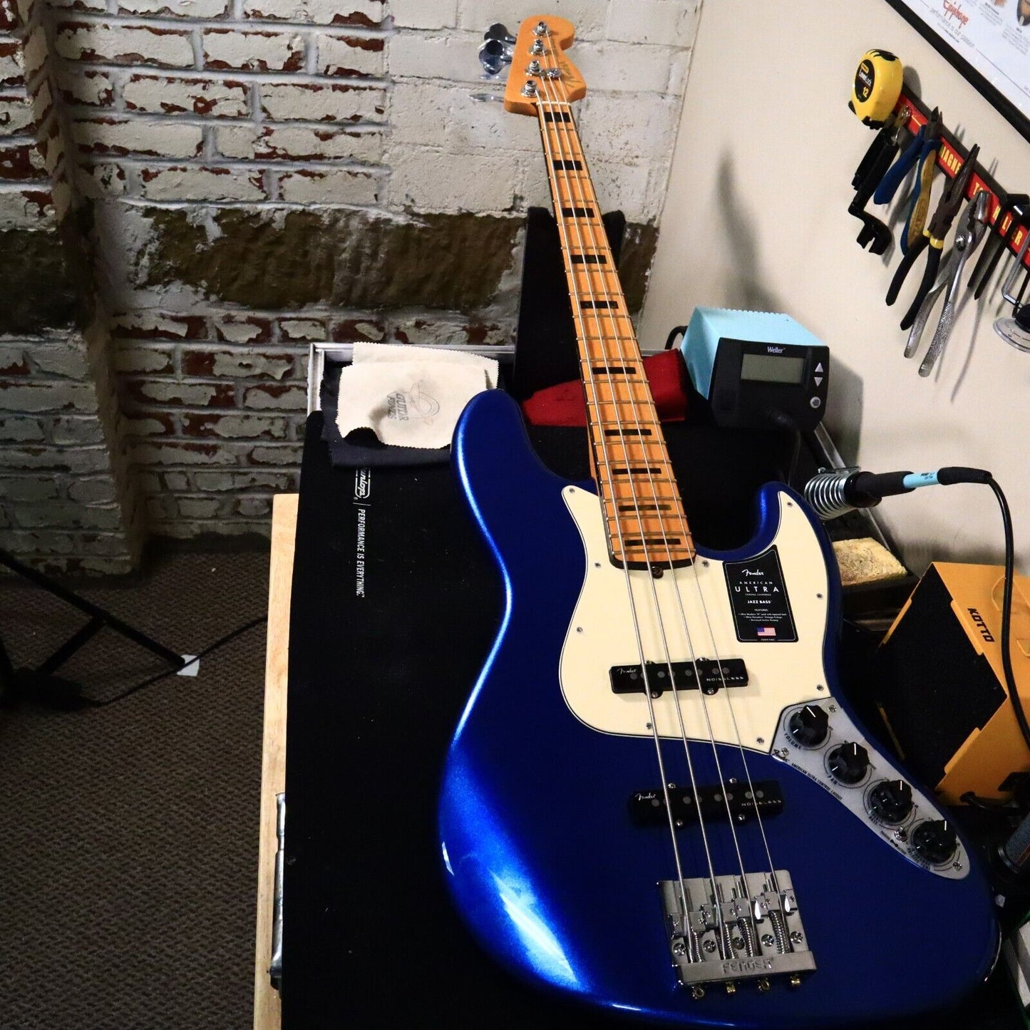 Fender American Ultra Jazz Bass with Maple Fretboard - Cobra Blue