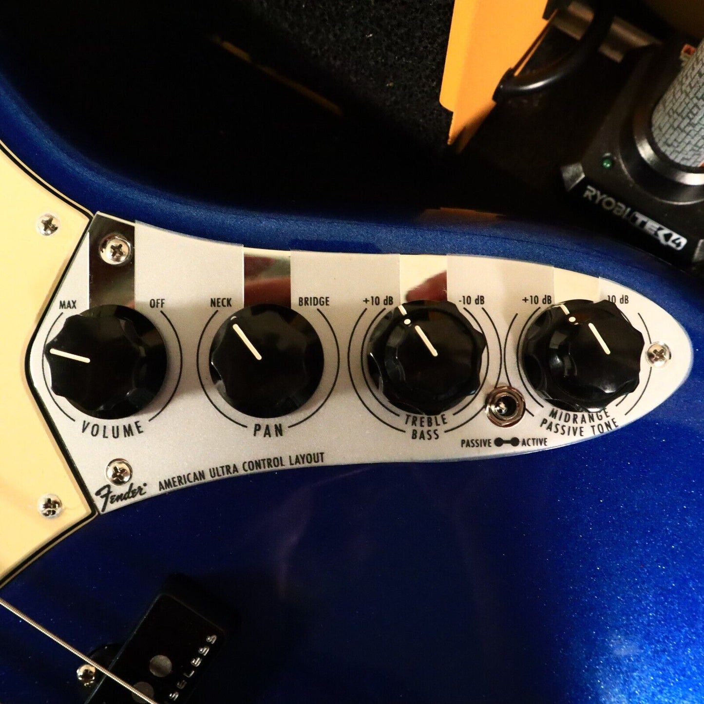 Fender American Ultra Jazz Bass with Maple Fretboard - Cobra Blue