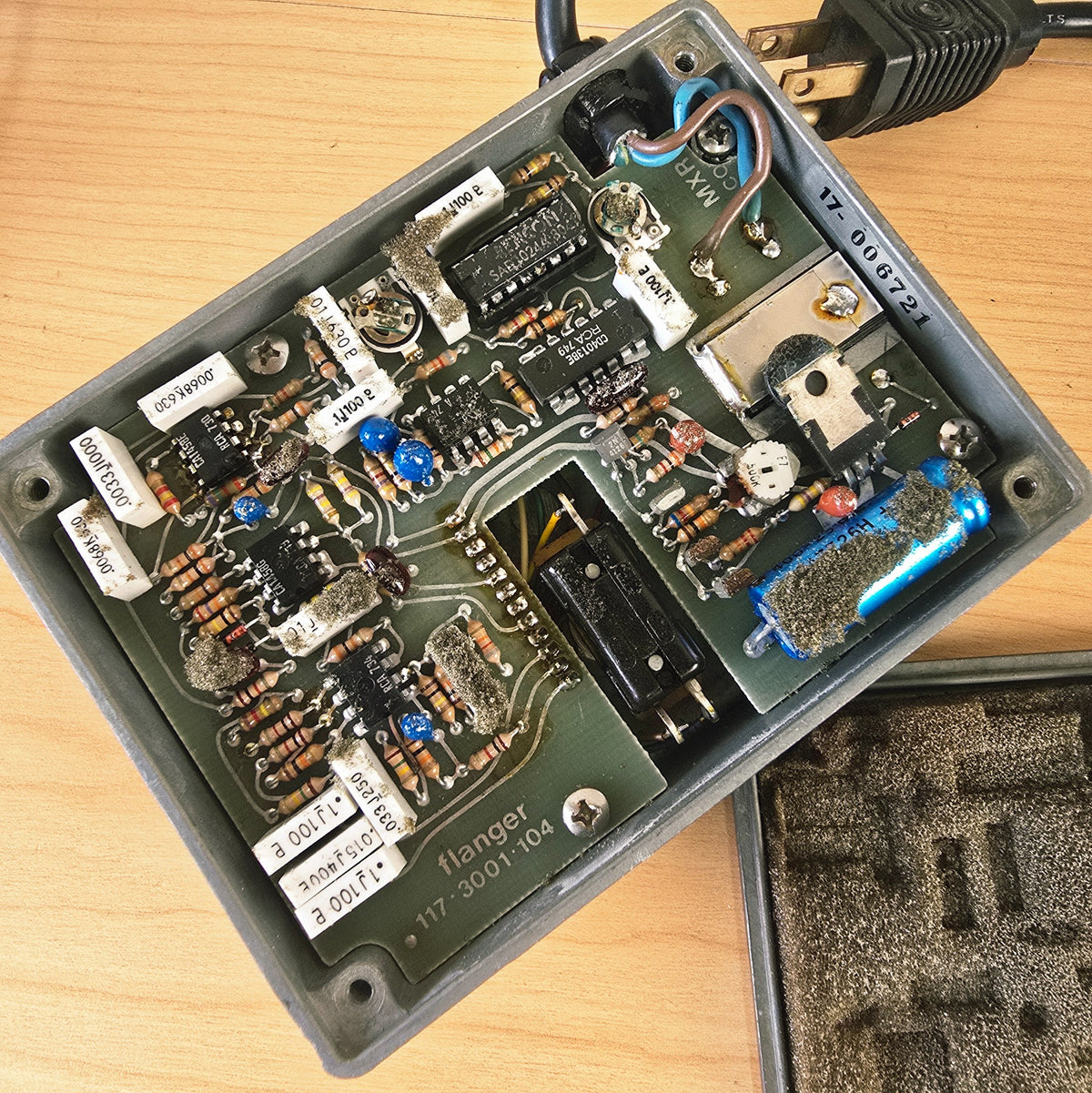 Detailed view of internal circuit board showing Reticon SAD1024A chip.