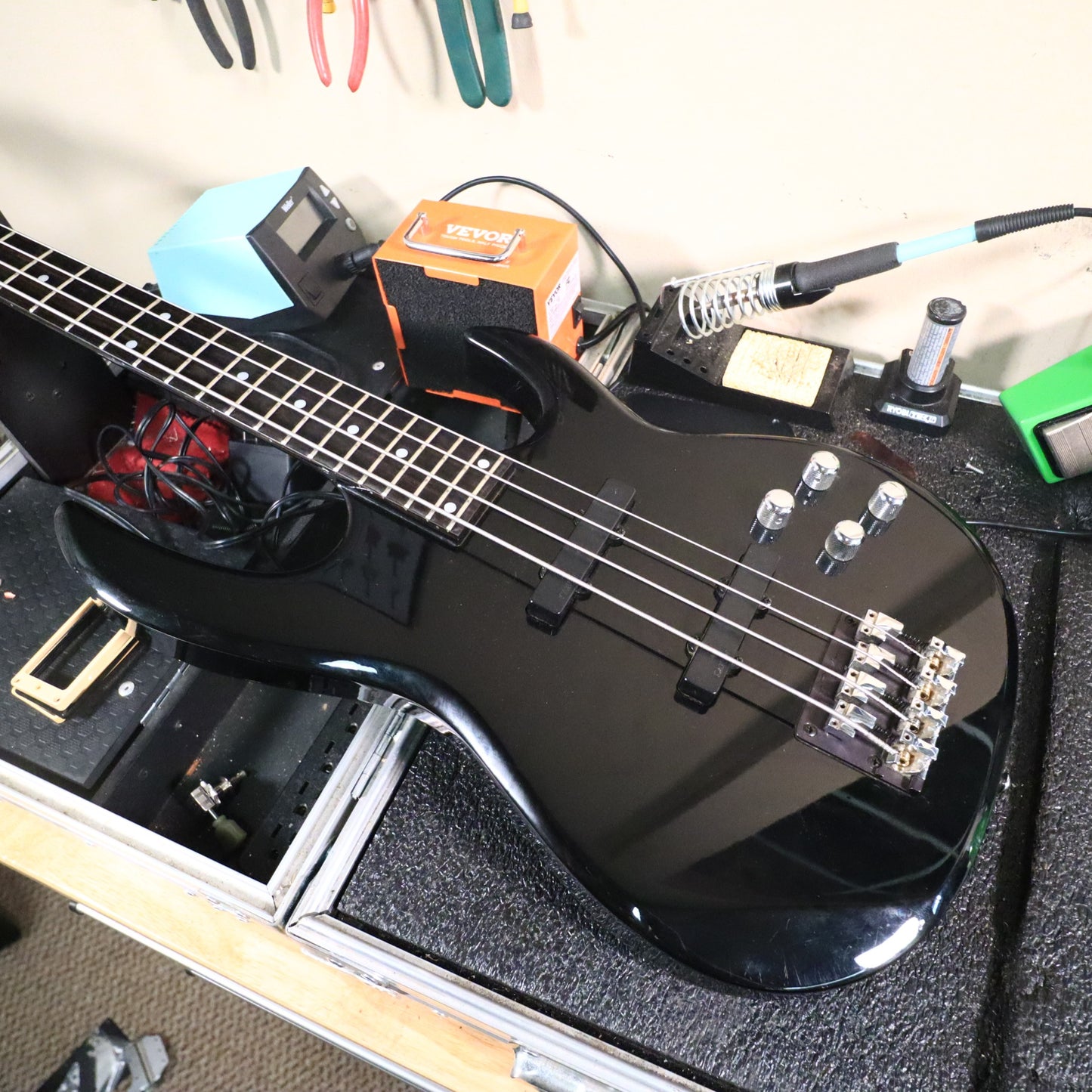 1996 Carvin LB70 Neck-Through Active Bass Black