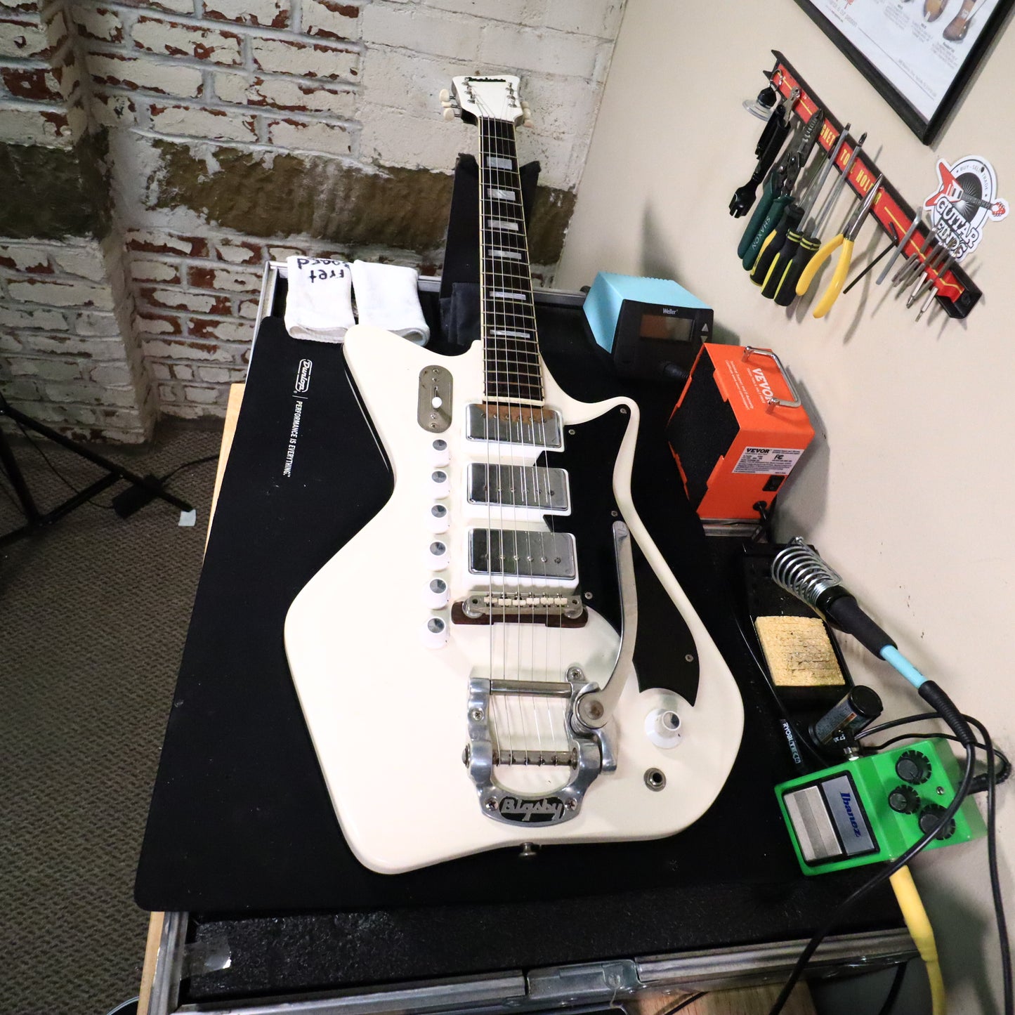 Vintage 1964 Valco Airline 3 Pickup Deluxe Res-O-Glass White