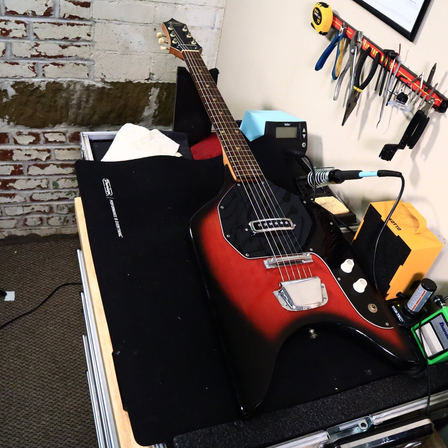 Kingston Swinger Vintage Electric Guitar Black and Red Flying Wedge