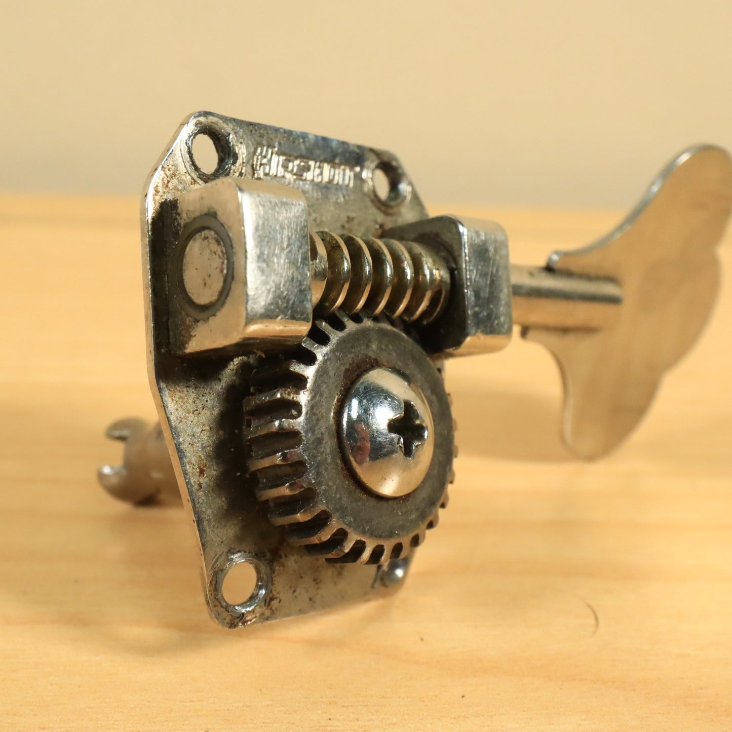 (1) Hipshot HB1 Bass Guitar Tuning Machine Bass Side