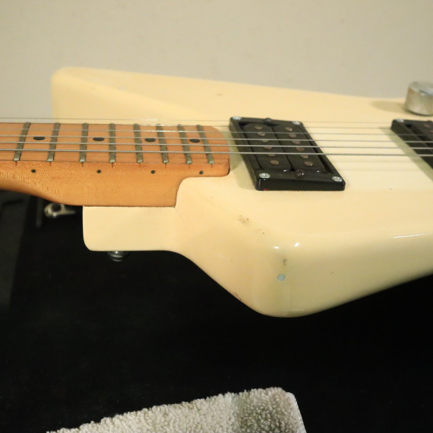 Hondo Deluxe Series 780 Explorer White Electric Guitar