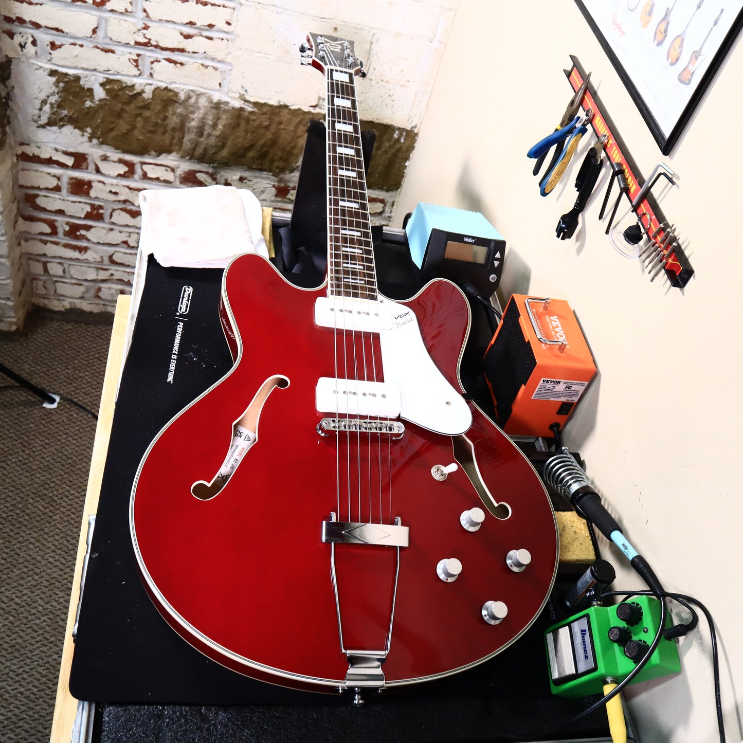 Vox Bobcat V90 Cherry Red Semi-Hollowbody Electric Guitar