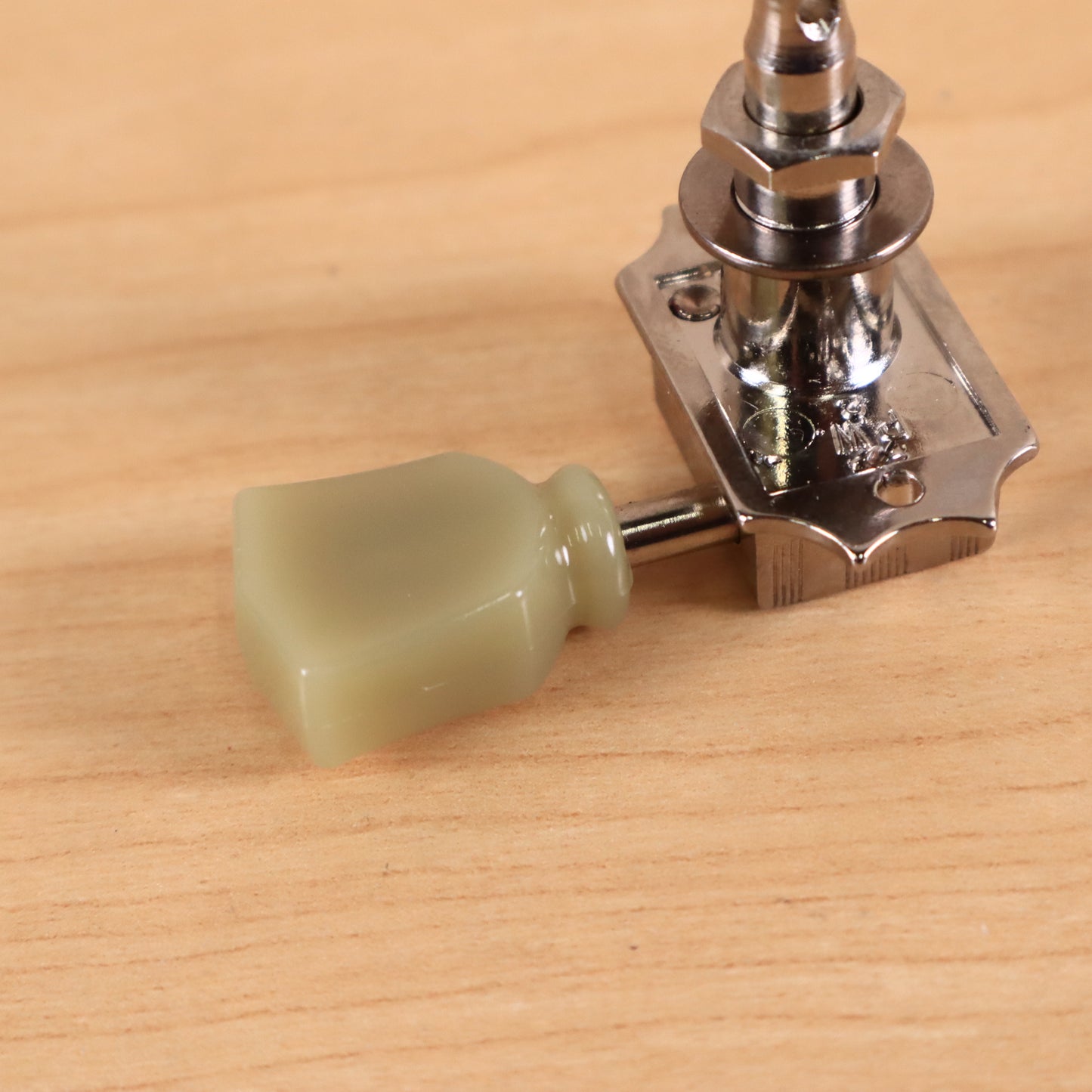 (1) Gibson Deluxe Guitar Tuning Peg Treble Side Chrome Tulip
