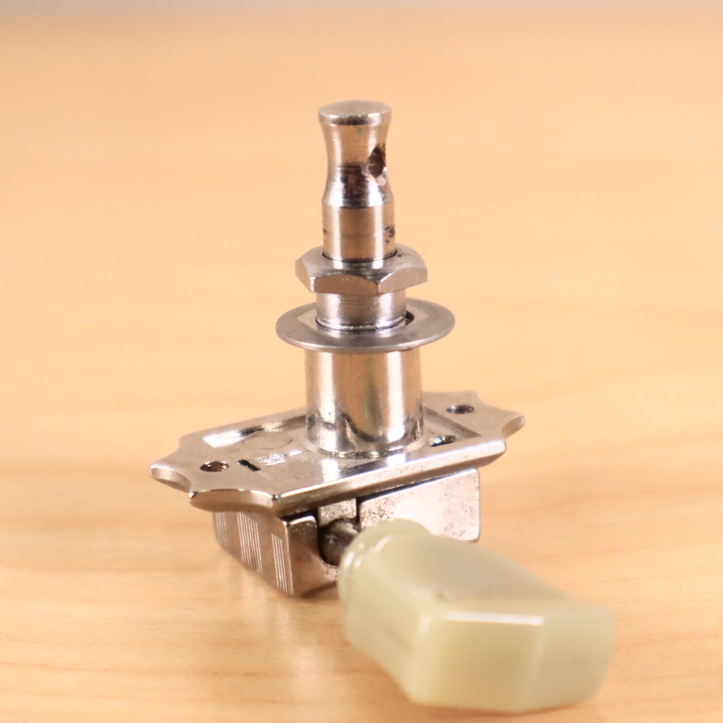 (1) Gibson Deluxe Guitar Tuner Bass Side Chrome