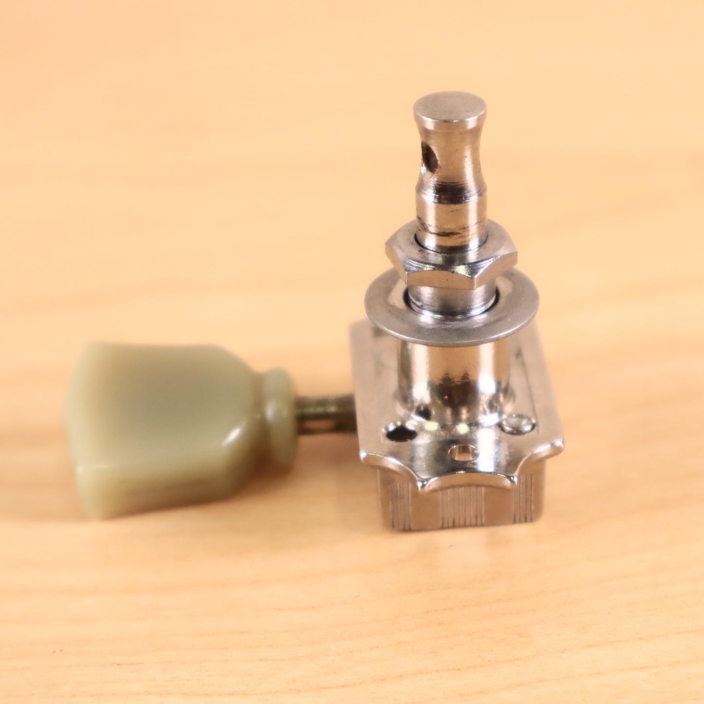 (1) Gibson Deluxe Guitar Tuner Bass Side Chrome