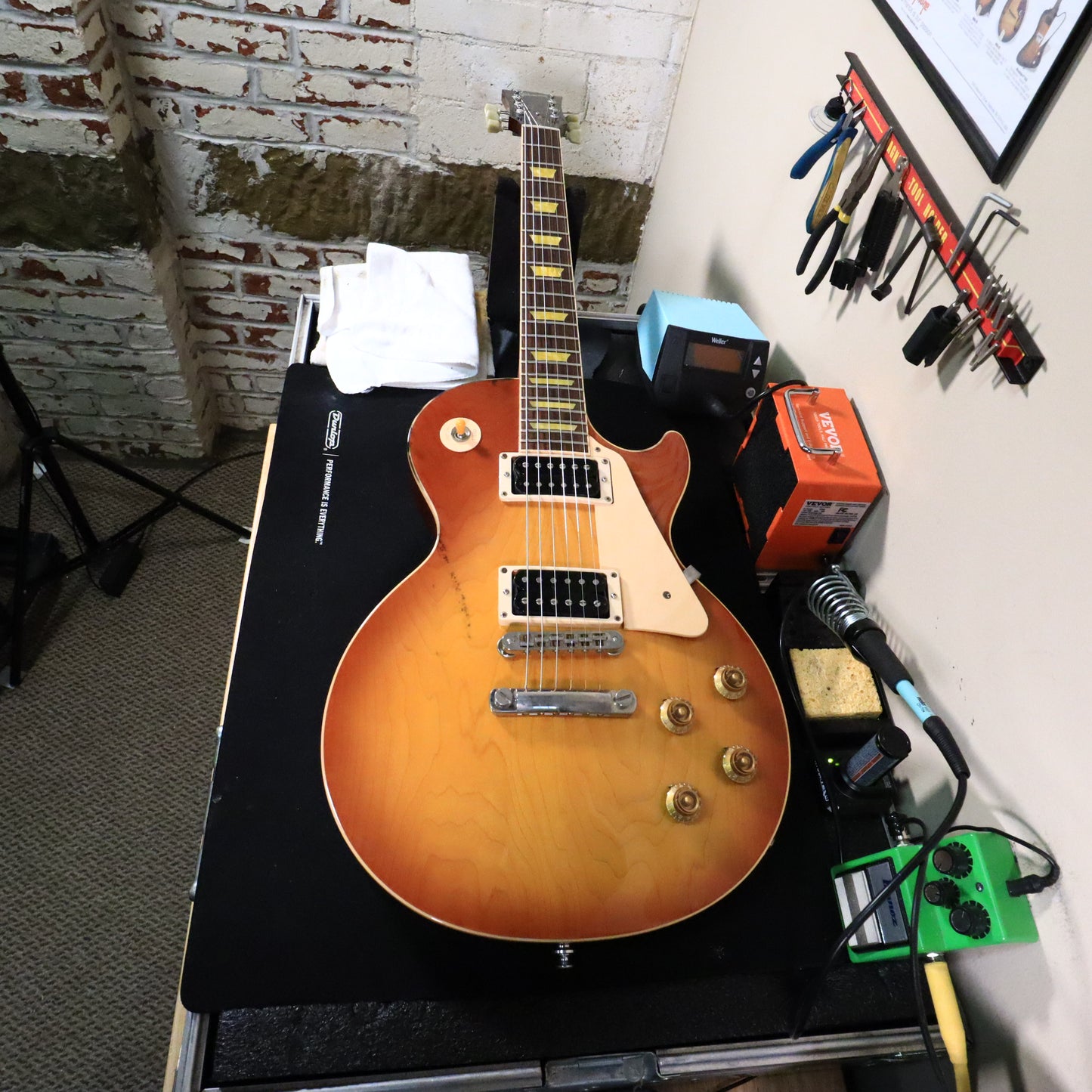 2004 Gibson Les Paul Classic Electric Guitar Honey Burst