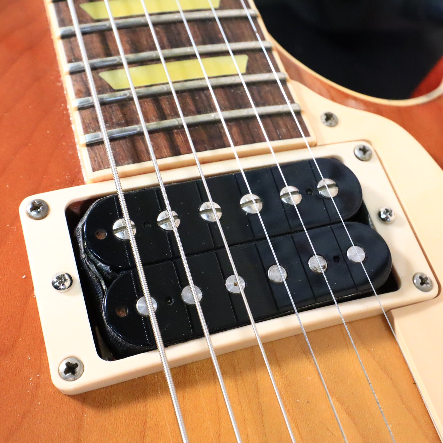 2004 Gibson Les Paul Classic Electric Guitar Honey Burst