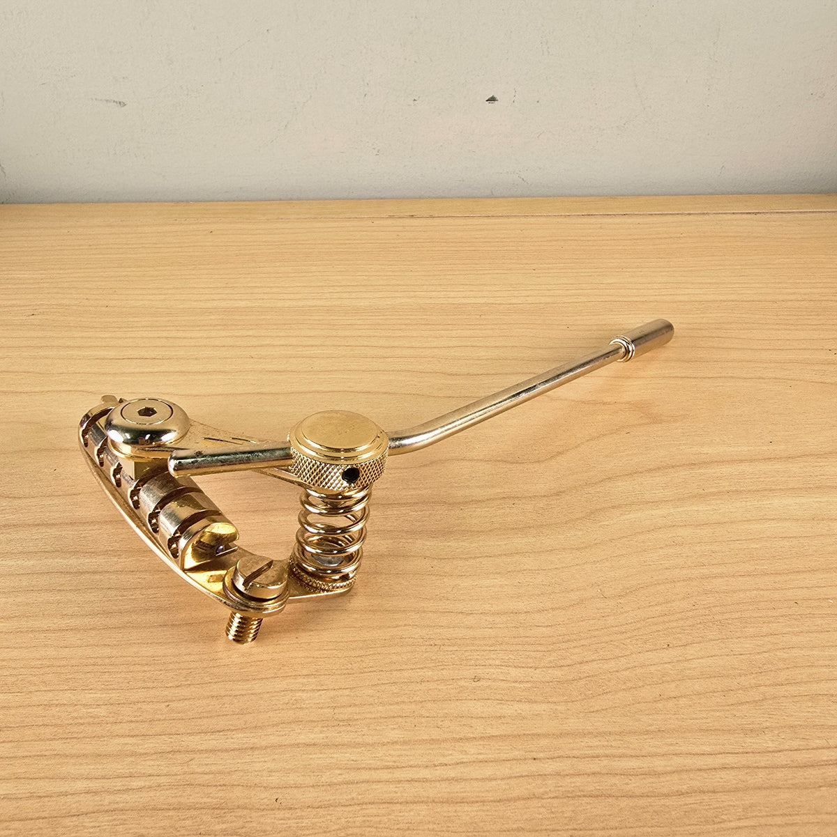 Side perspective of Duesenberg Les Trem II in gold finish with tremolo bar attached