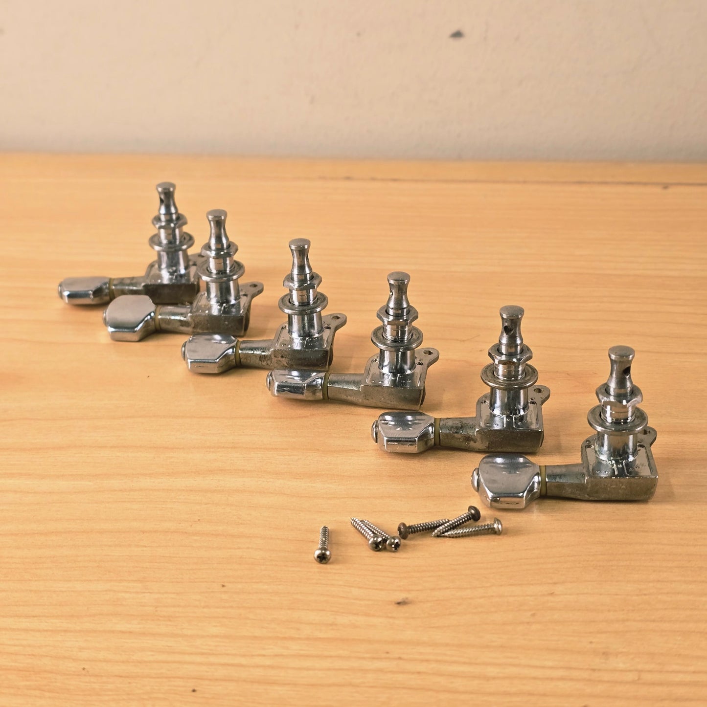 , preview full size image Vintage 1980's Gotoh / Fender 6 In Line Guitar Tuners Single Screw Type
