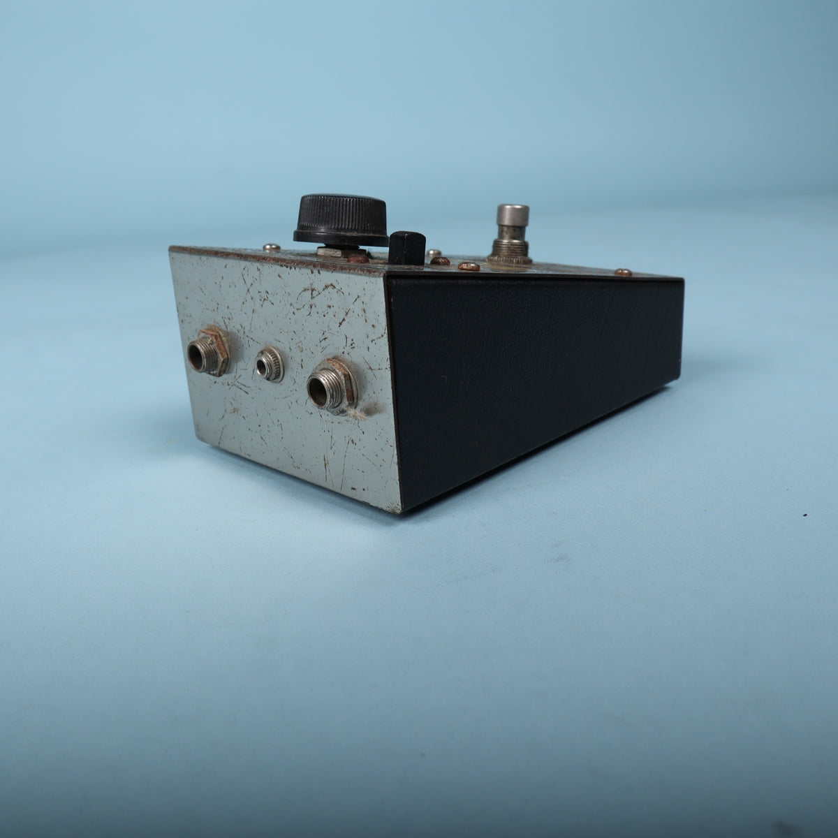 Three-quarter view of the top edge and side of the pedal.