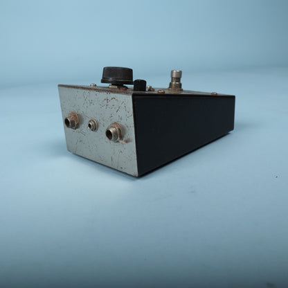 Three-quarter view of the top edge and side of the pedal.