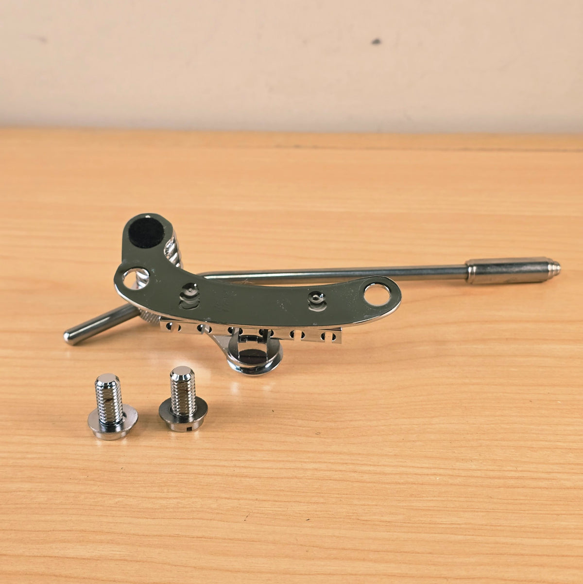 Angle view of the baseplate underside and mounting studs for the Duesenberg Les Trem II.