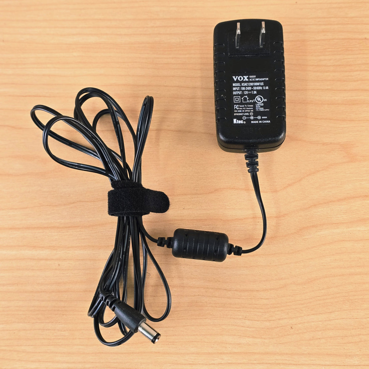 Full overhead view of Vox KA253V power supply and DC output cable