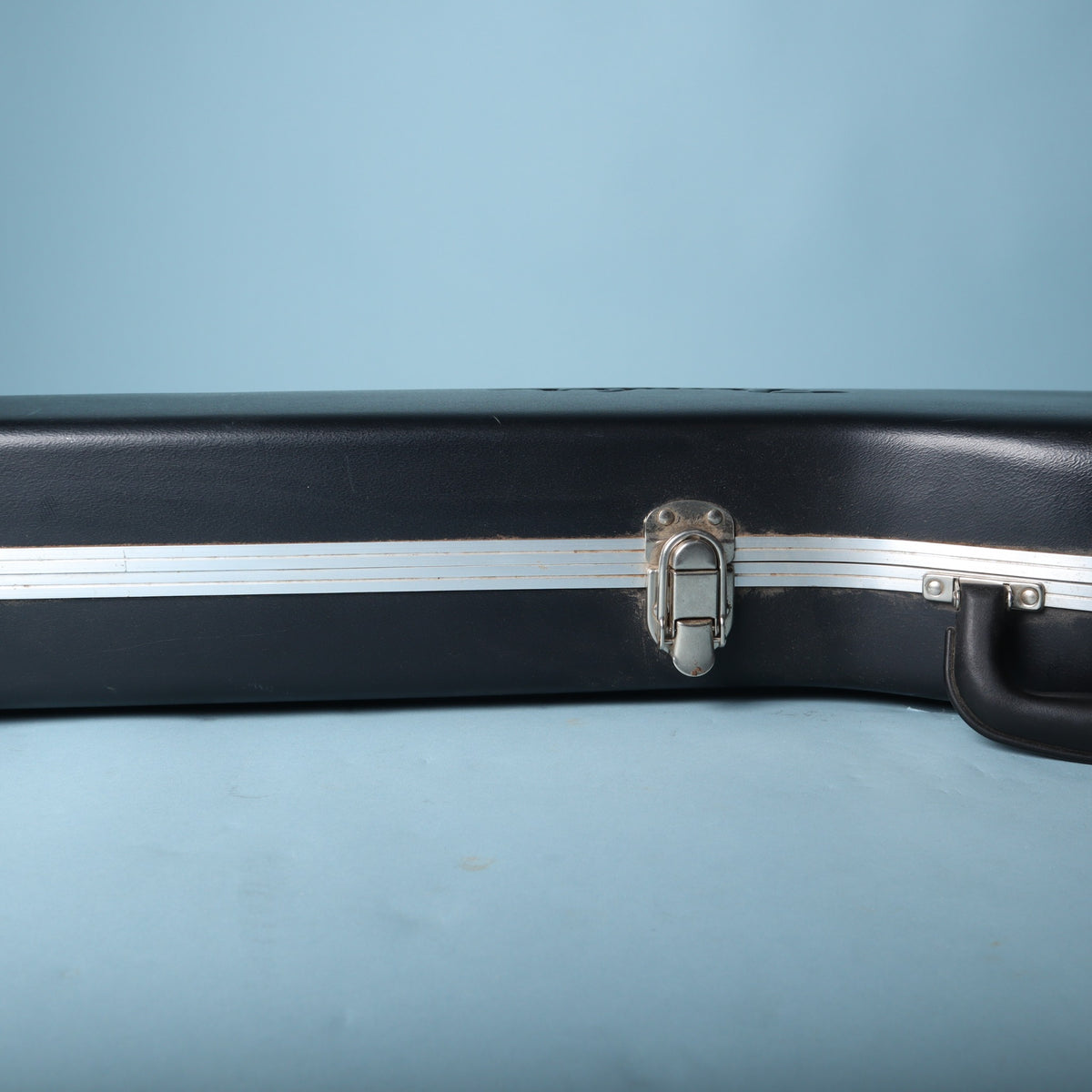 Front latch and aluminum rim detail on Fender molded guitar case