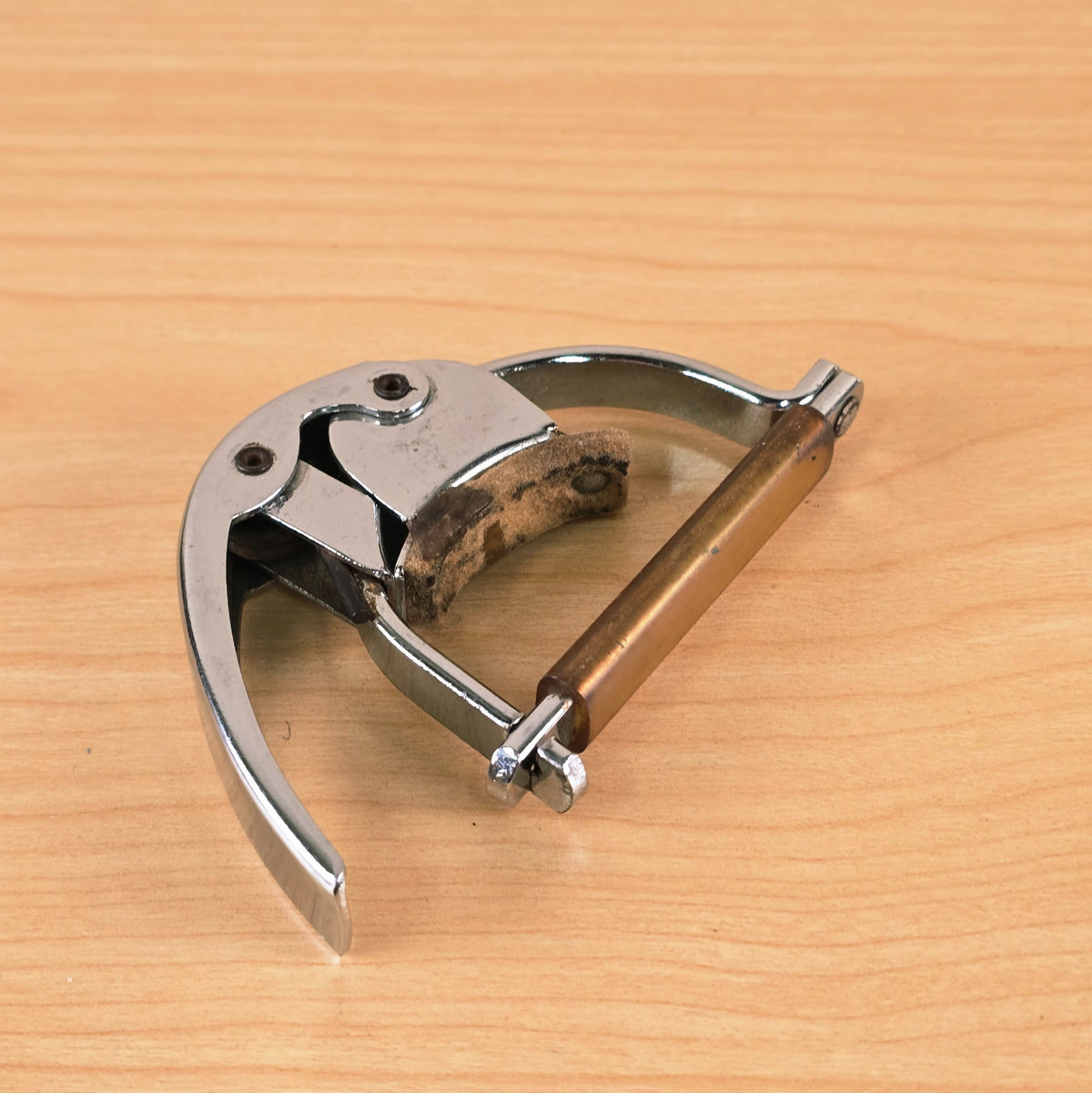 Three-quarter view of the closed Hamilton KB19A capo focusing on the curved neck cradle.