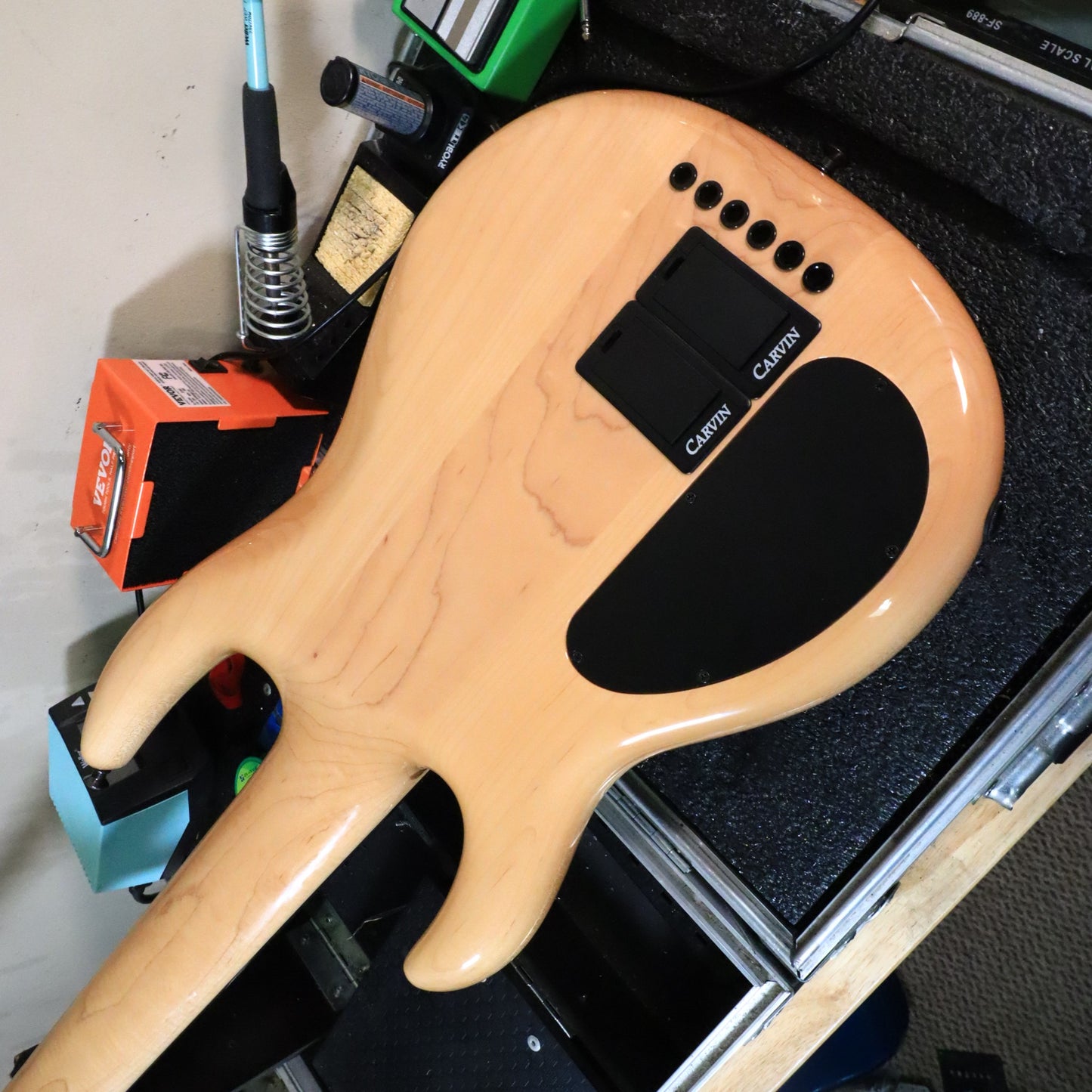 Carvin LB76 6-String Fretless Active Bass Guitar Figured Walnut Top Piezo