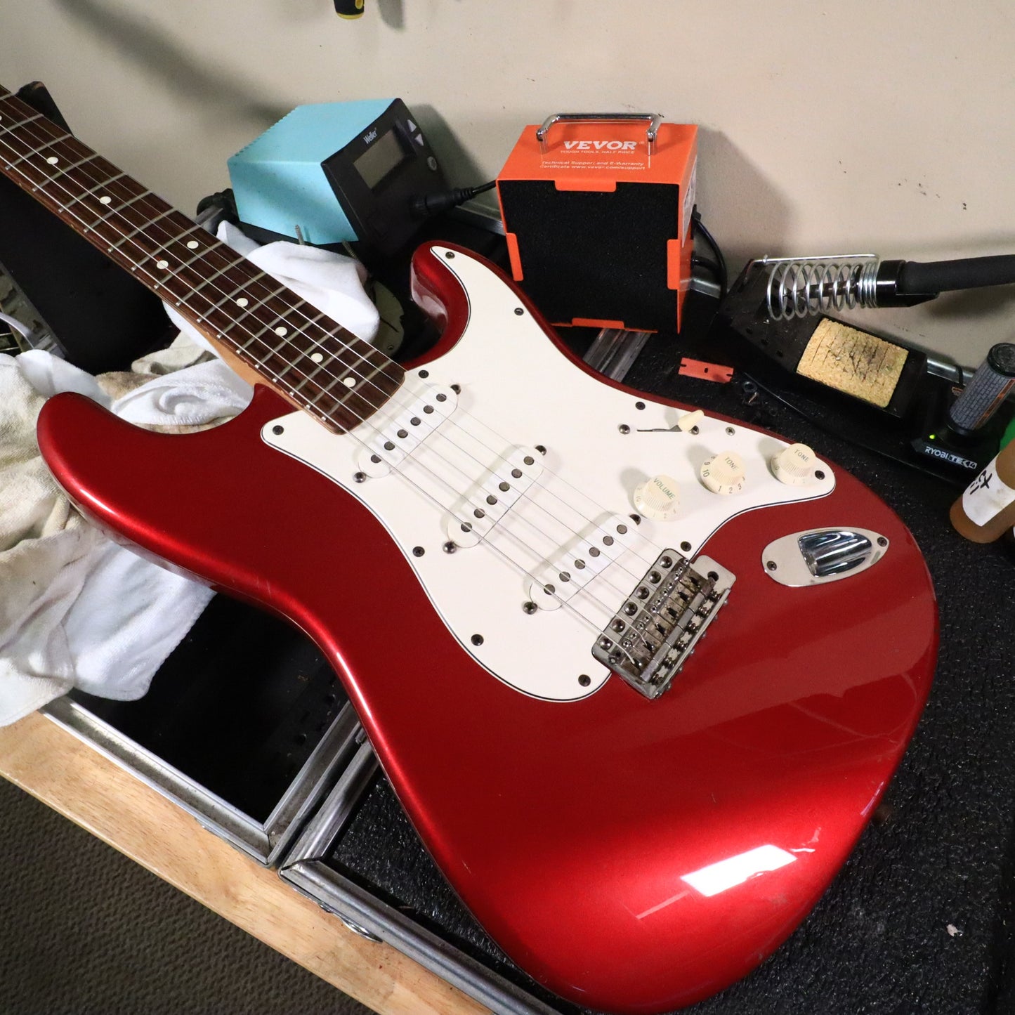1998 Fender Deluxe Powerhouse Stratocaster Electric Guitar Red