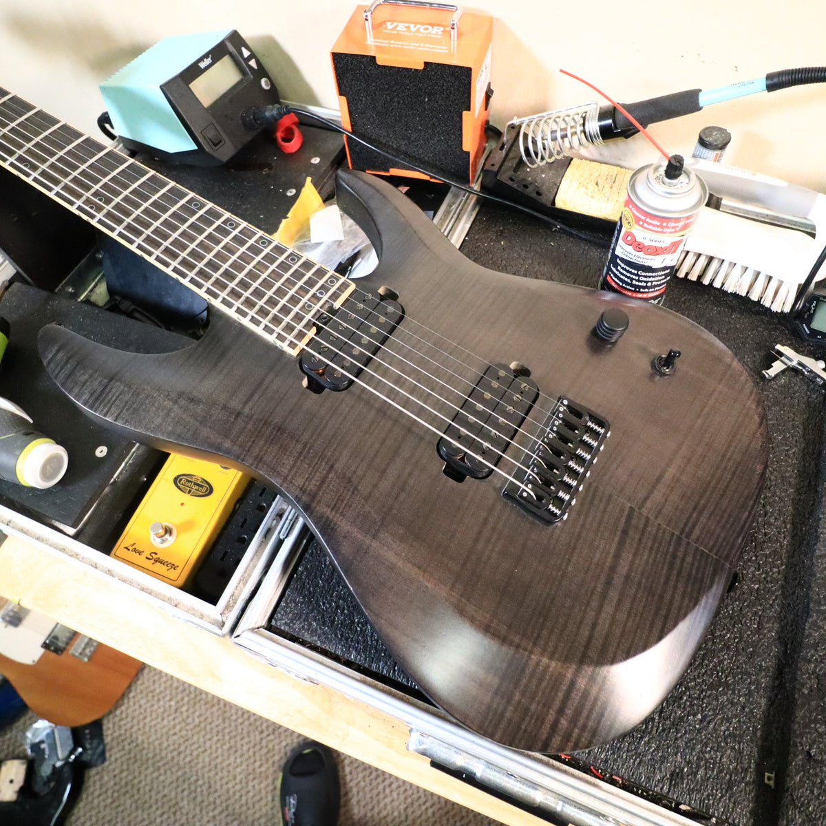Close-up of the direct-mount Seymour Duncan bridge pickup and Hipshot hardtail bridge