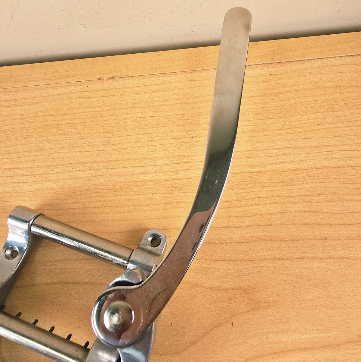 View of the curved flat vibrato arm.