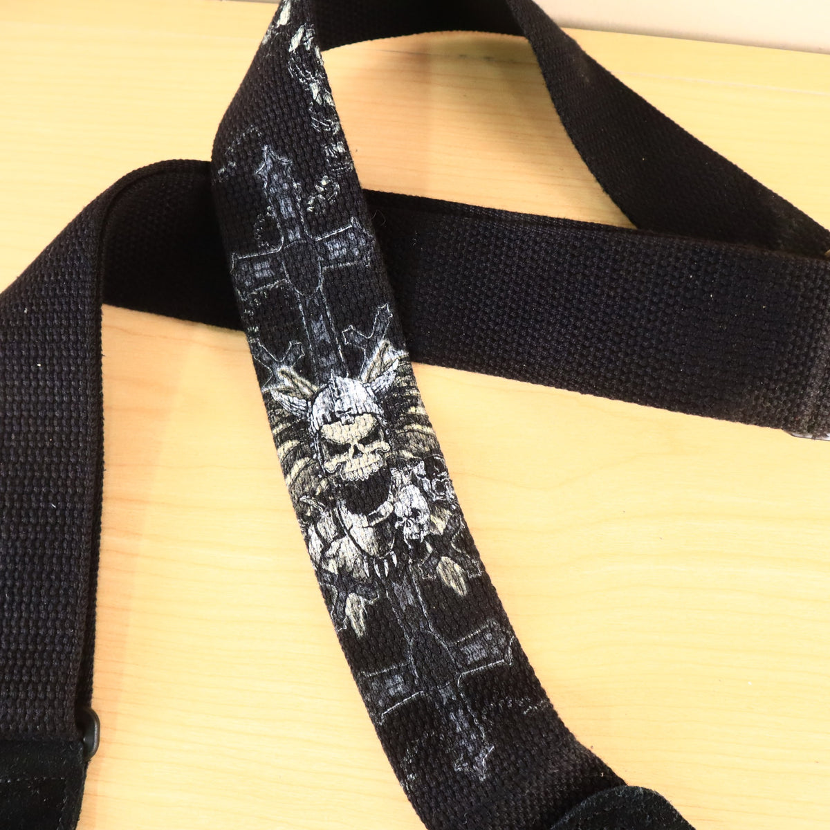 Vertical close-up of the skull and cross graphic artwork on the webbing.