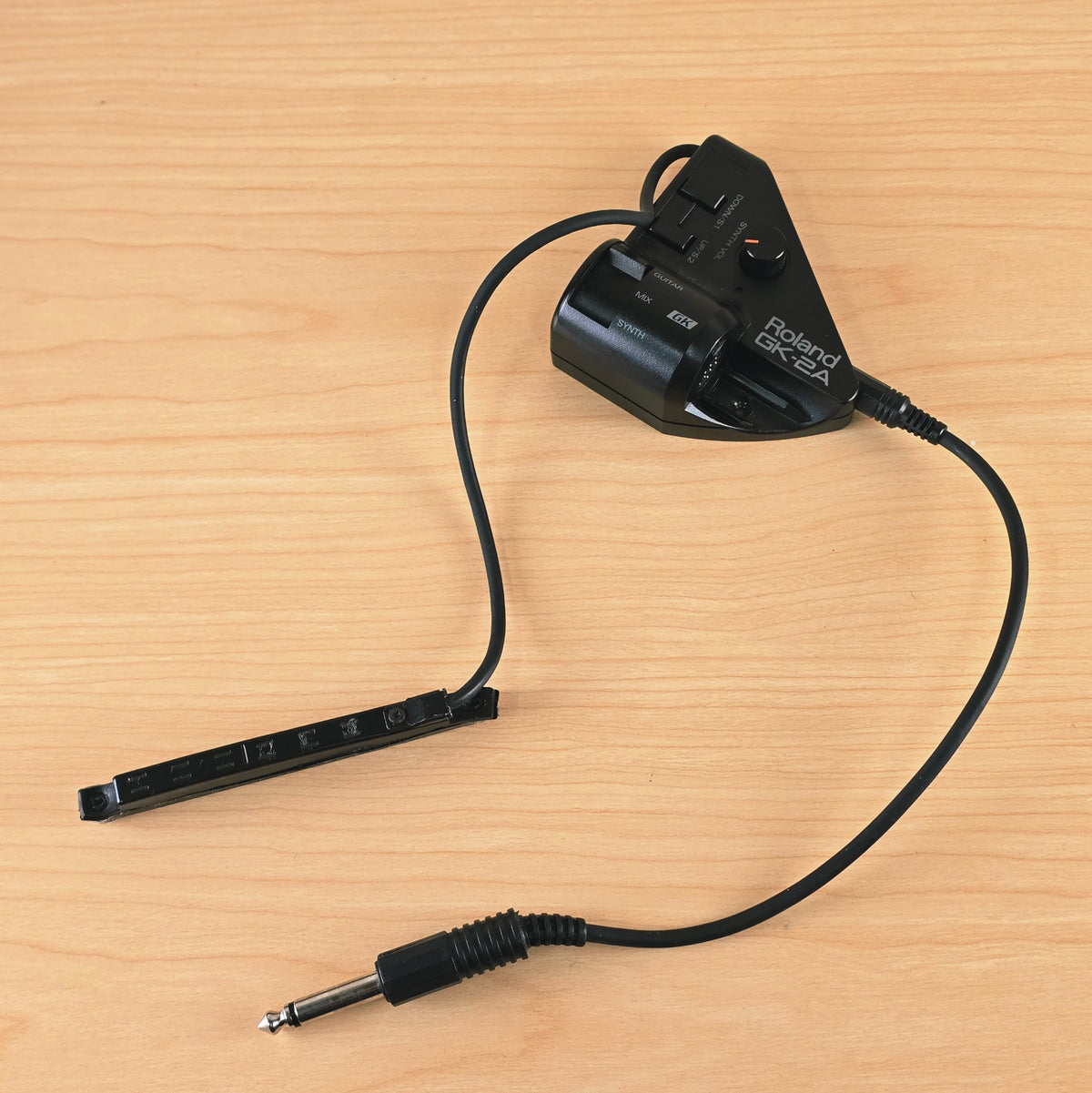 Full layout of Roland GK-2A controller unit and hex pickup bar.