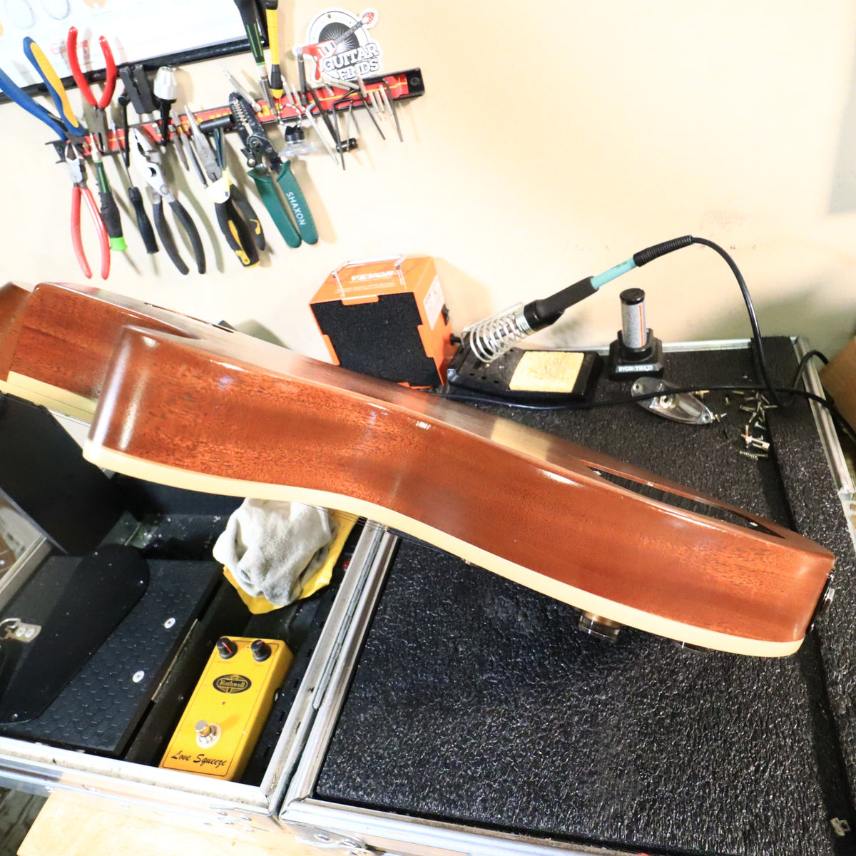 Angled edge profile of body showing satin finish on mahogany