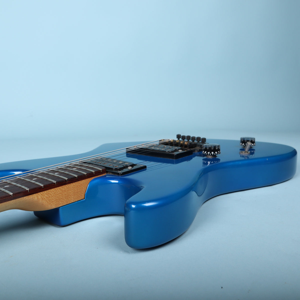 Side profile of the upper body horn and neck joint