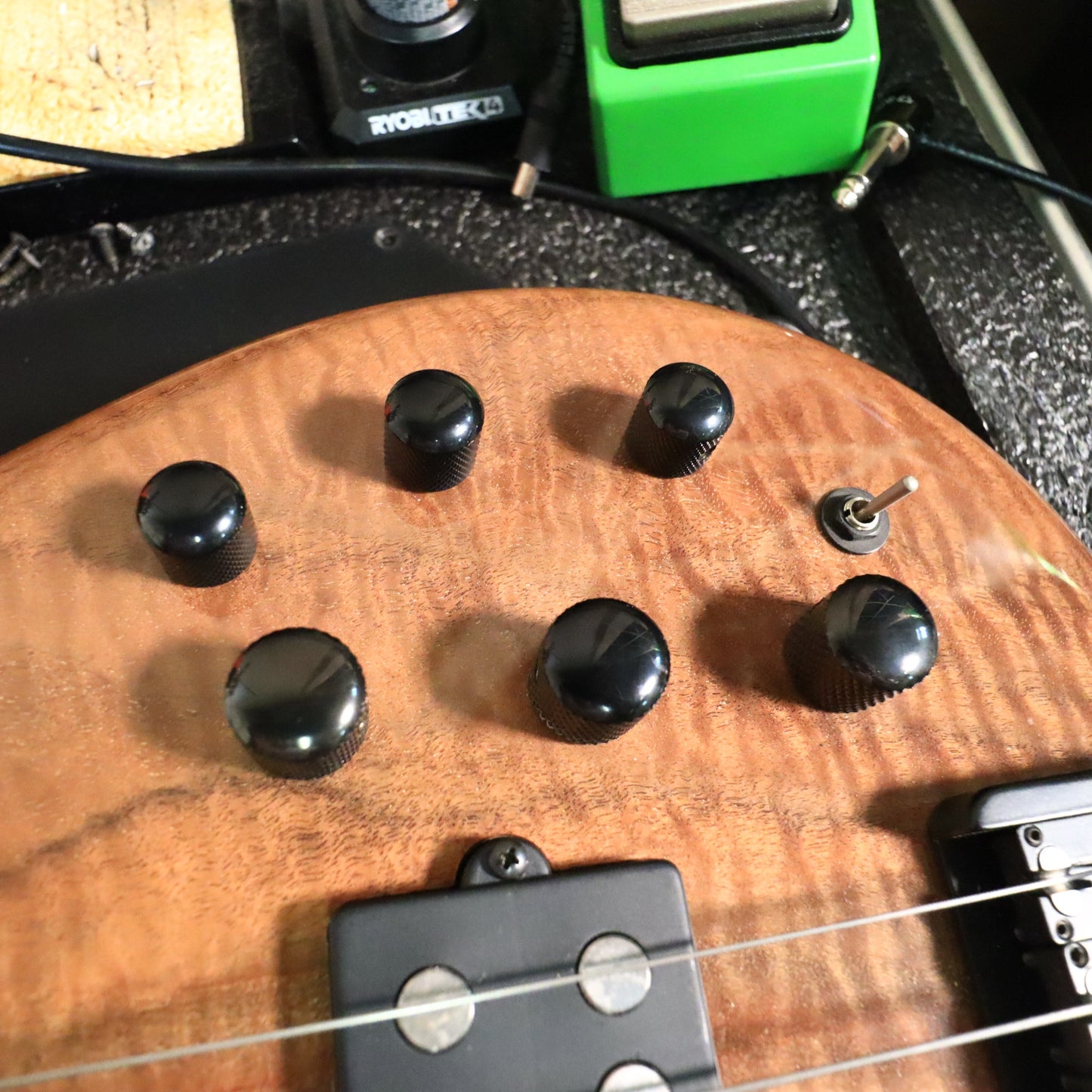 Carvin LB76 6-String Fretless Active Bass Guitar Figured Walnut Top Piezo