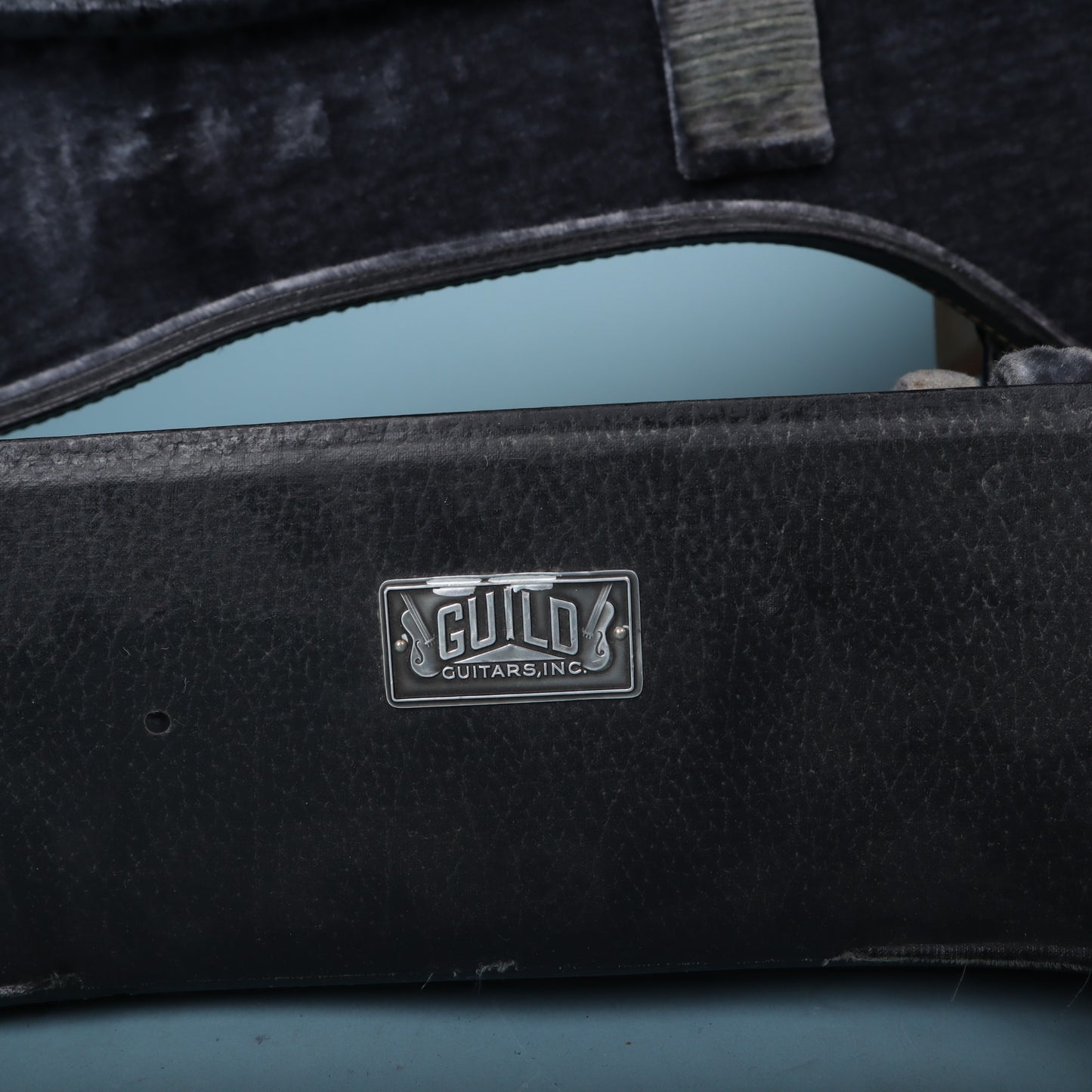 Vintage Guild Acoustic Guitar Hard Case Black Tolex Plush Interior Latches
