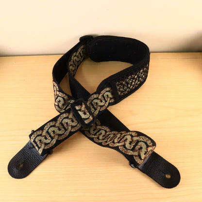 Full view of the Planet Waves guitar strap with the bass shoulder pad centered.