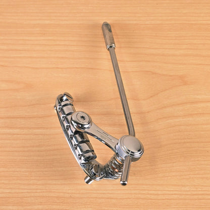 Angle view of the mounting plate and arm assembly of the Duesenberg Les Trem II.