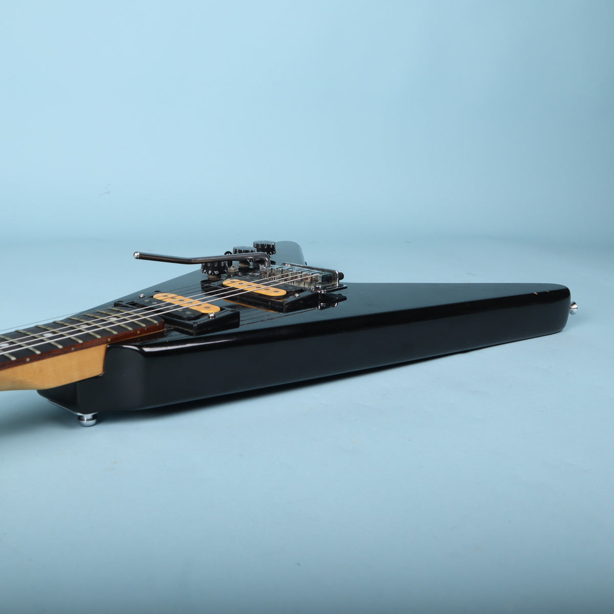 Upper side profile view of the V-shaped body outline.