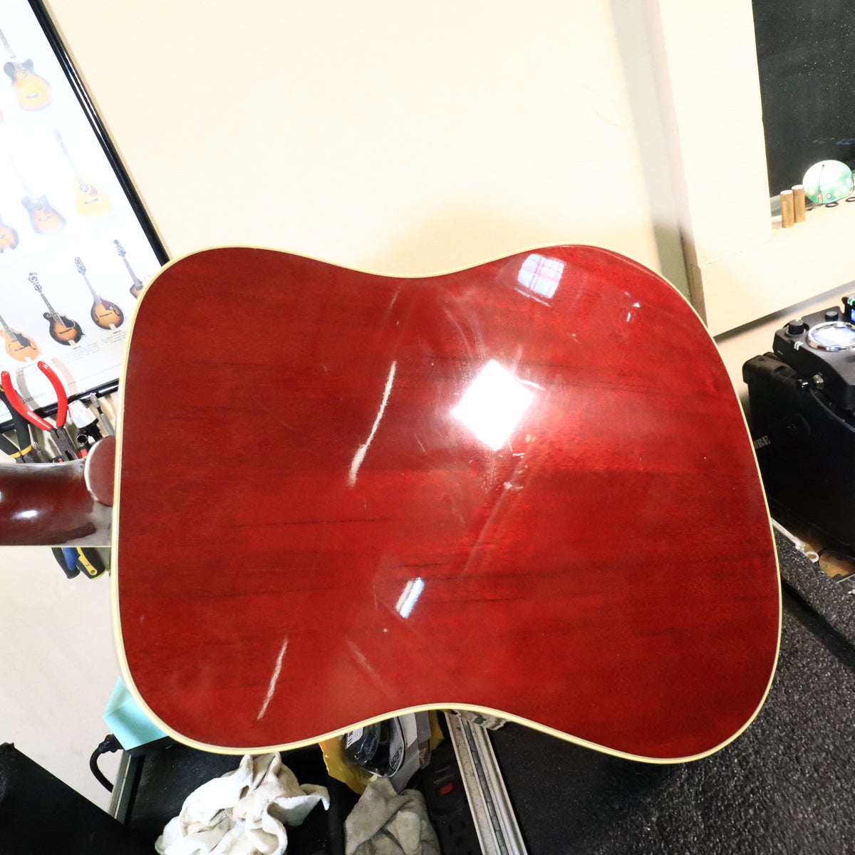 The mahogany back of the Gibson Hummingbird body with a glossy cherry-stained finish.