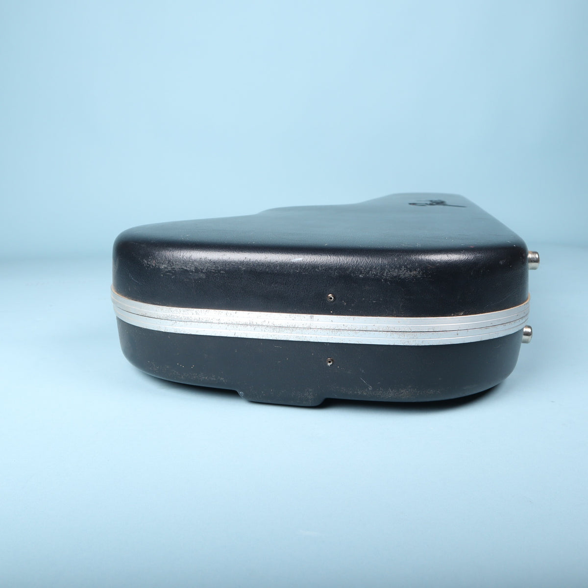 Base end profile of Fender molded hardshell guitar case