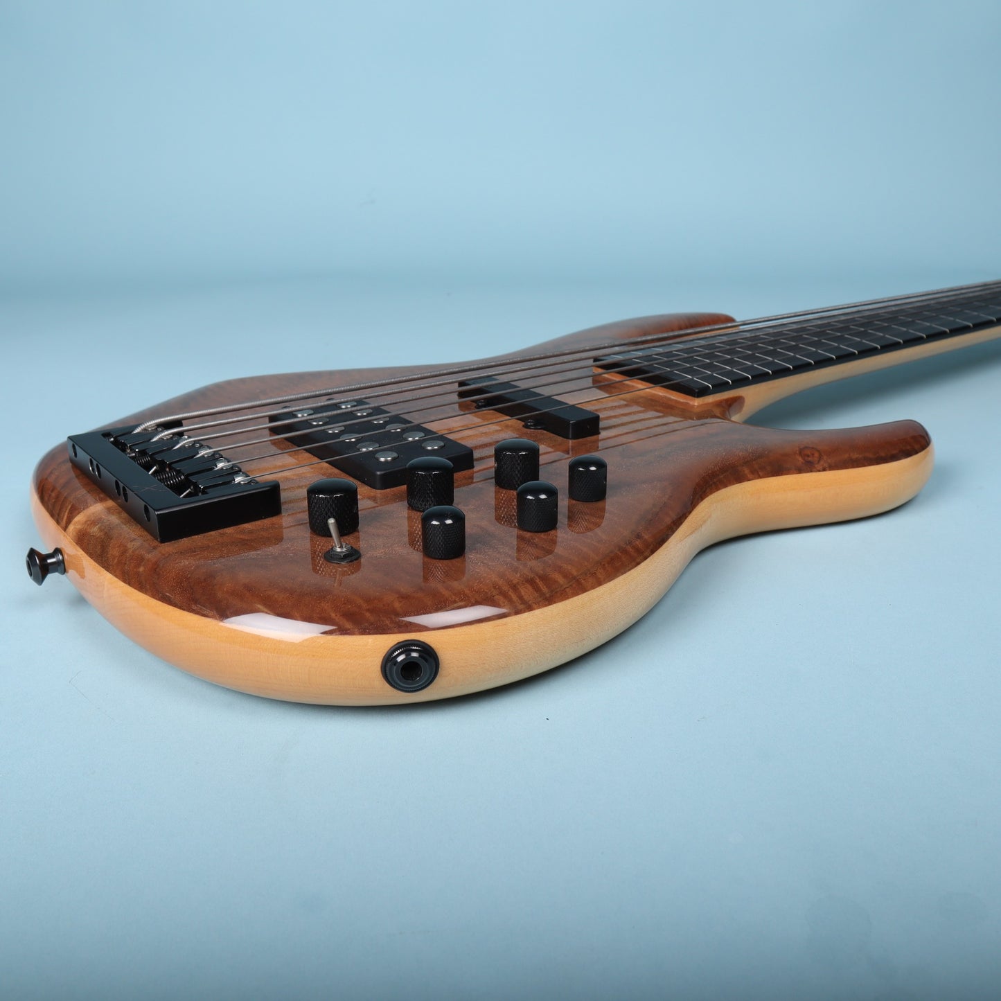 Carvin LB76 6-String Fretless Active Bass Guitar Figured Walnut Top Piezo