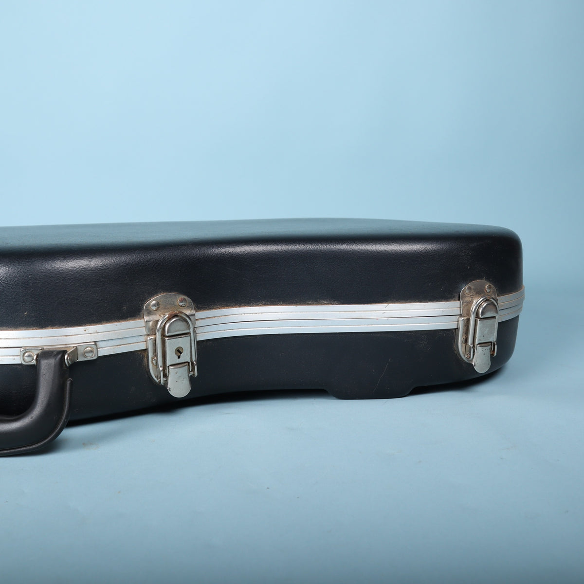 Close-up of locking drawbolt latch and aluminum valance on Fender case