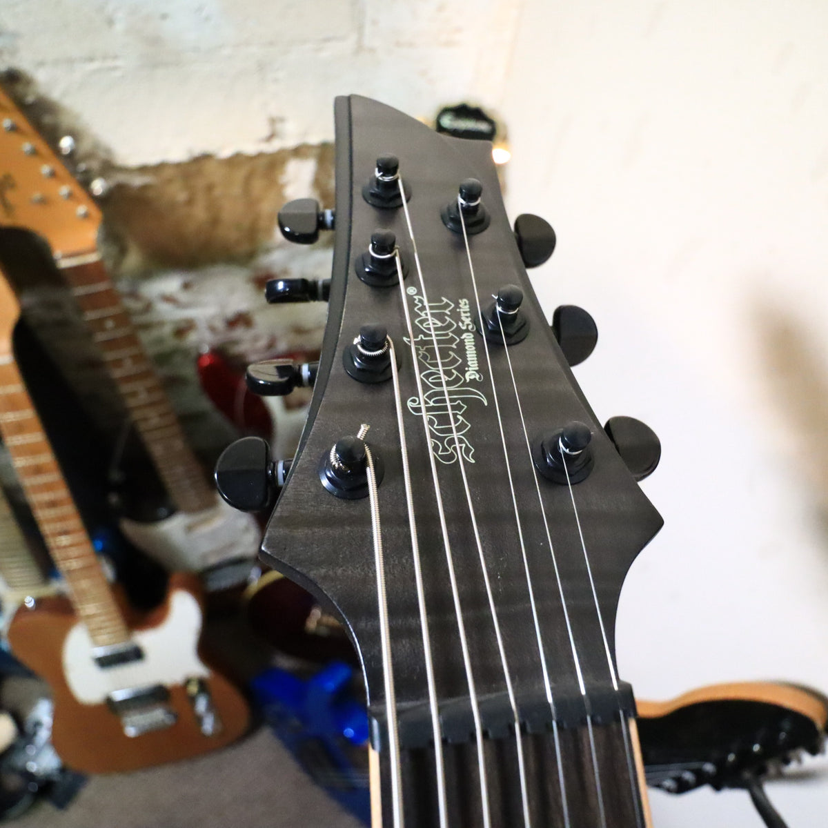 Detailed side view of the knurled master volume knob and three-way toggle switch