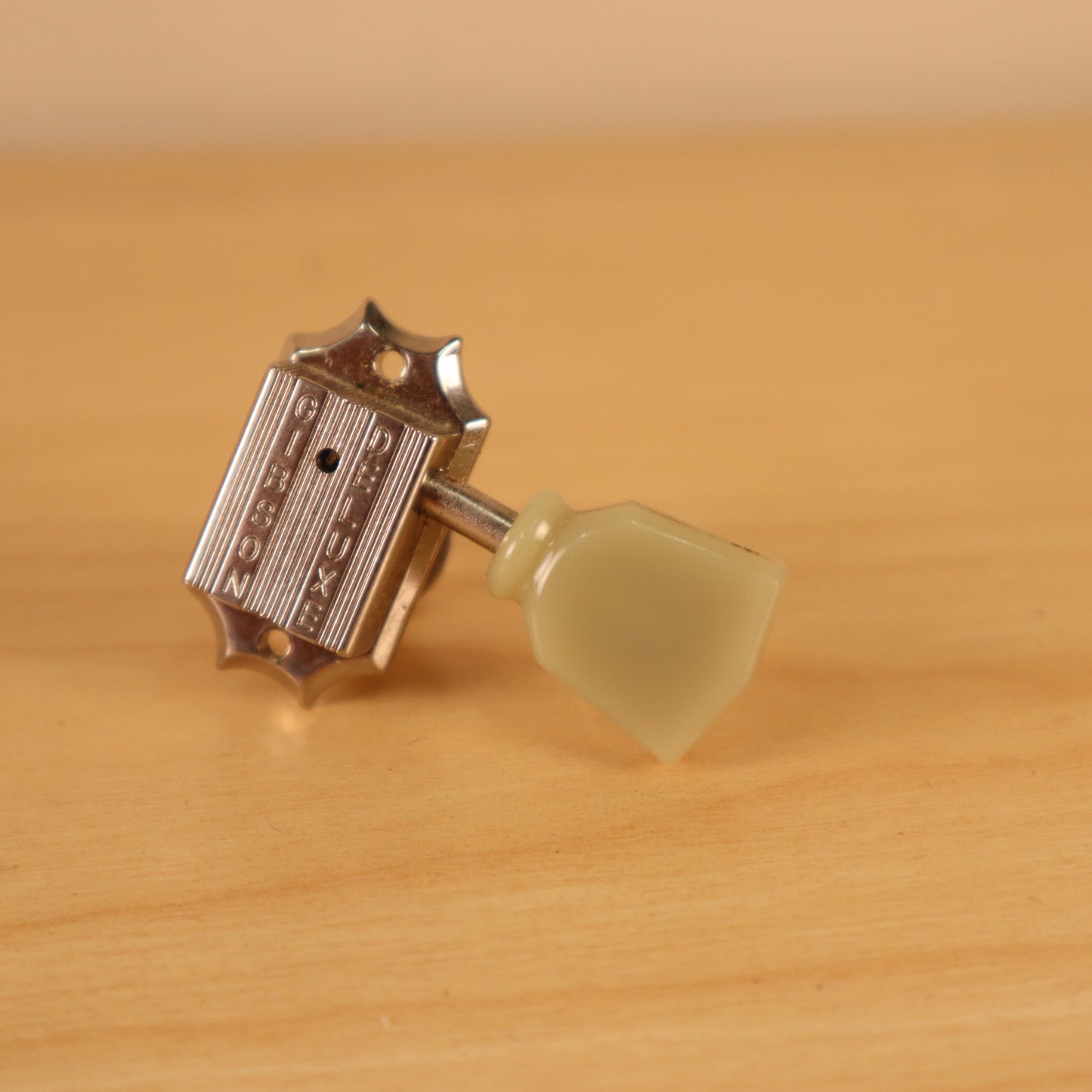 (1) Gibson Deluxe Guitar Tuner Tulip