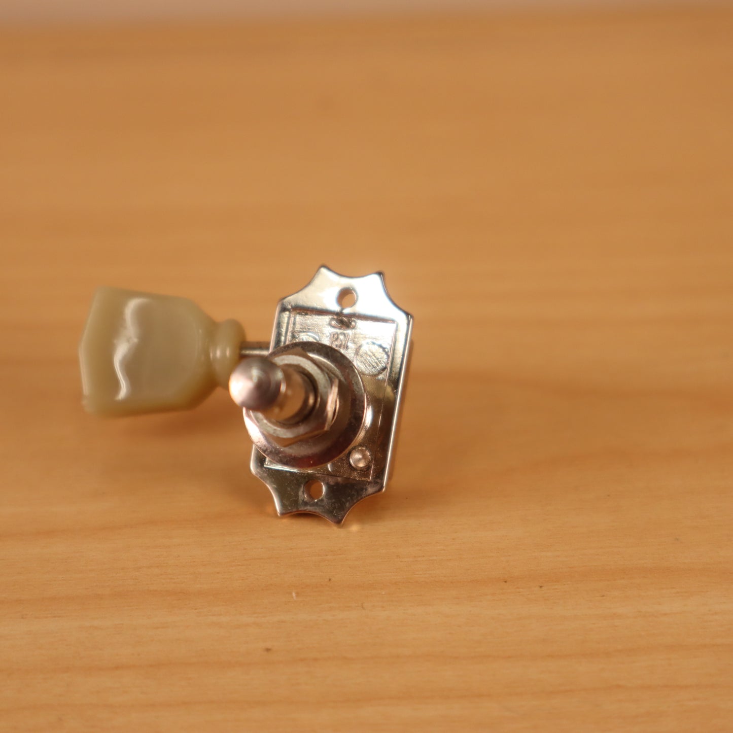 (1) Gibson Deluxe Guitar Tuner Tulip