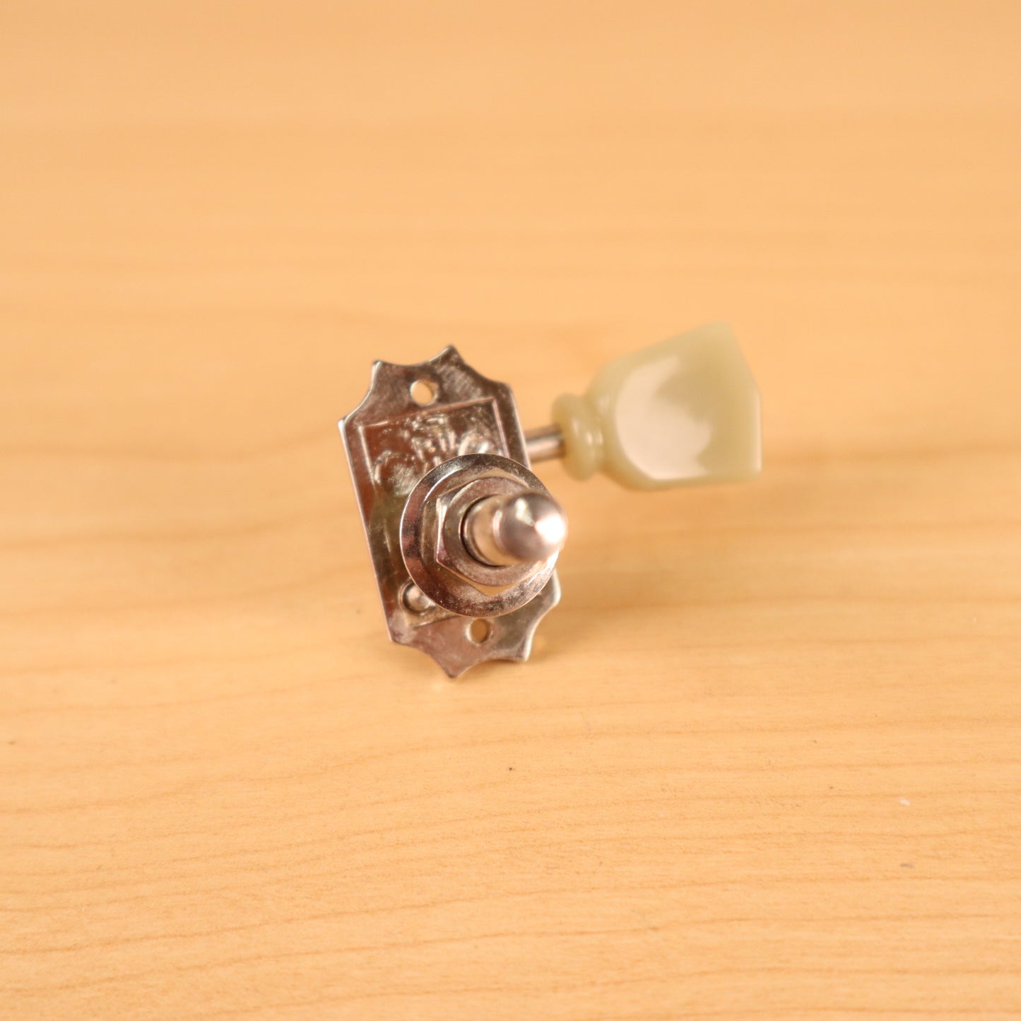 (1) Gibson Deluxe Guitar Tuner Chrome (Treble Side)