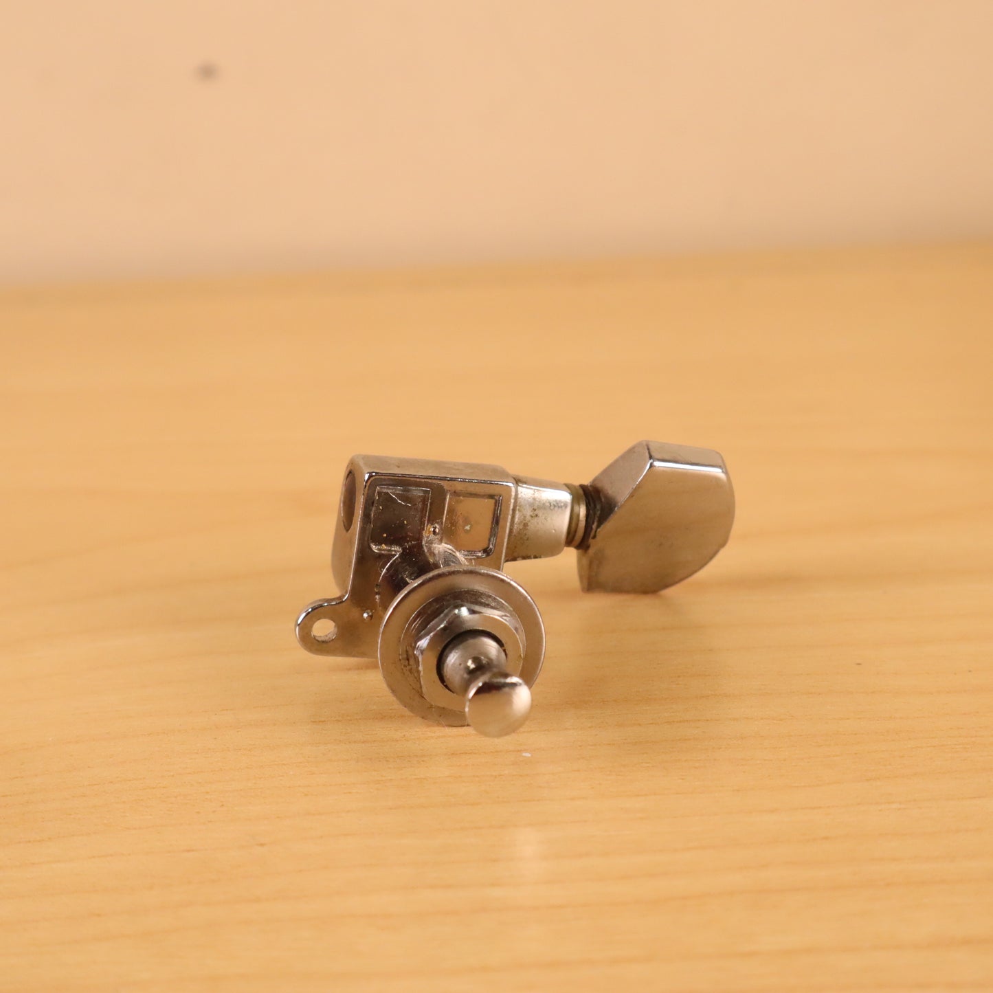 (1) 90-Degree Vintage Gotoh Japan Guitar Tuner (Treble Side)