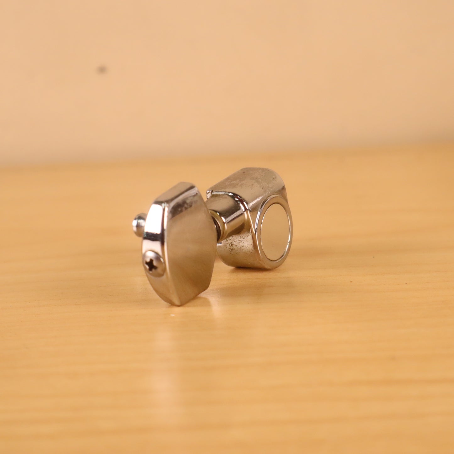 (1) 90-Degree Vintage Gotoh Japan Guitar Tuner (Treble Side)