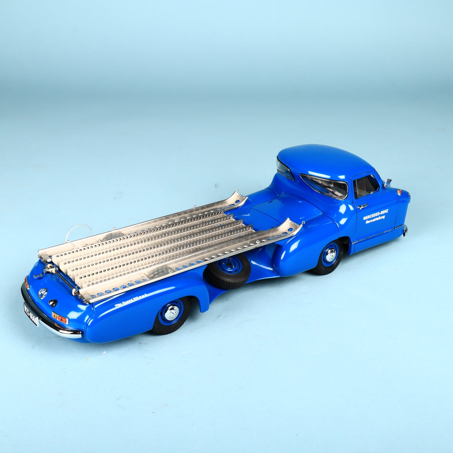 CMC 1:18 Mercedes-Benz Transporter 1954 Renntransporter Blue Wonder