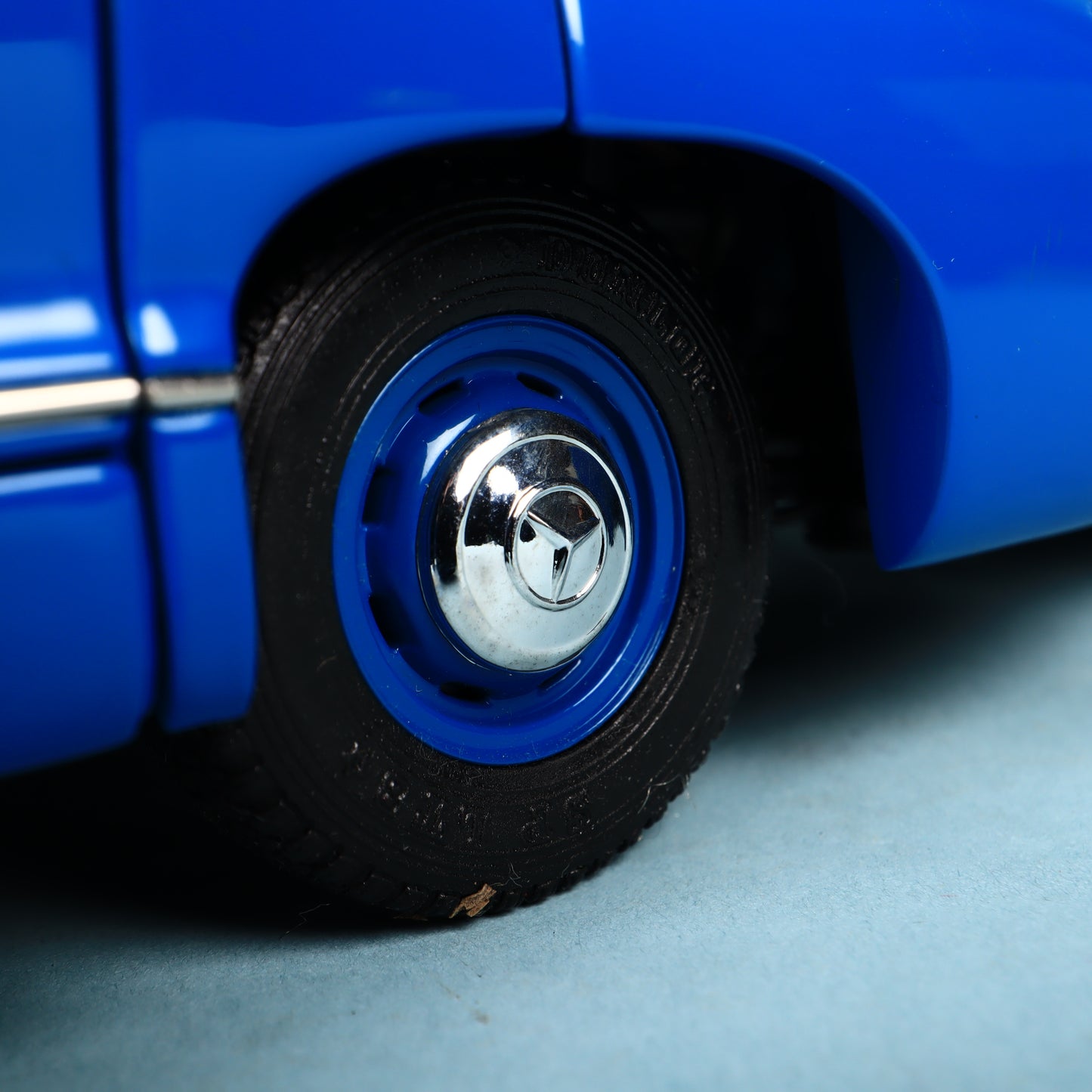 CMC 1:18 Mercedes-Benz Transporter 1954 Renntransporter Blue Wonder